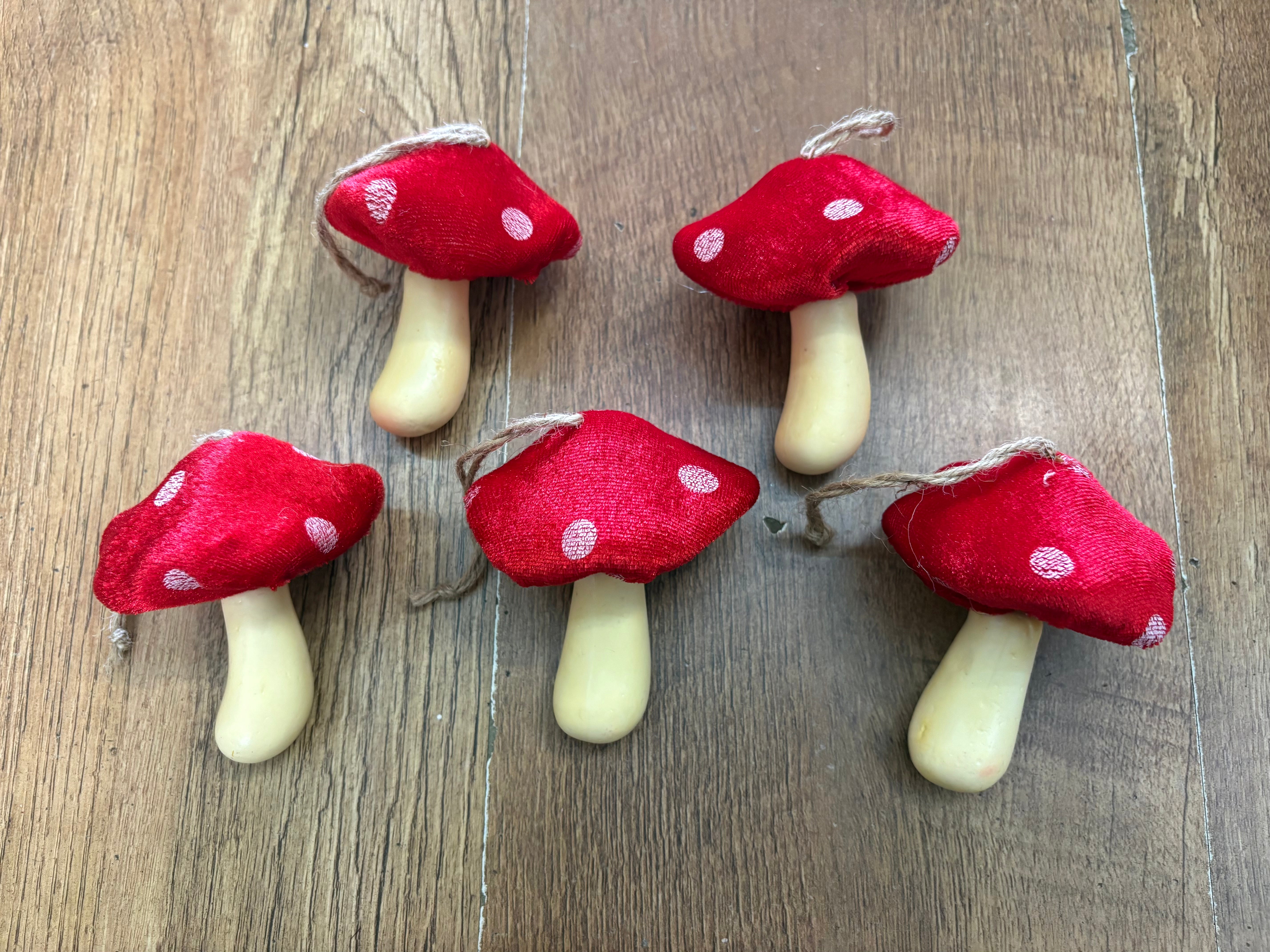 Pack of 5 hanging velvet toadstools