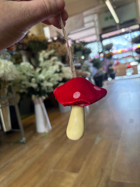 Single hanging velvet toadstool
