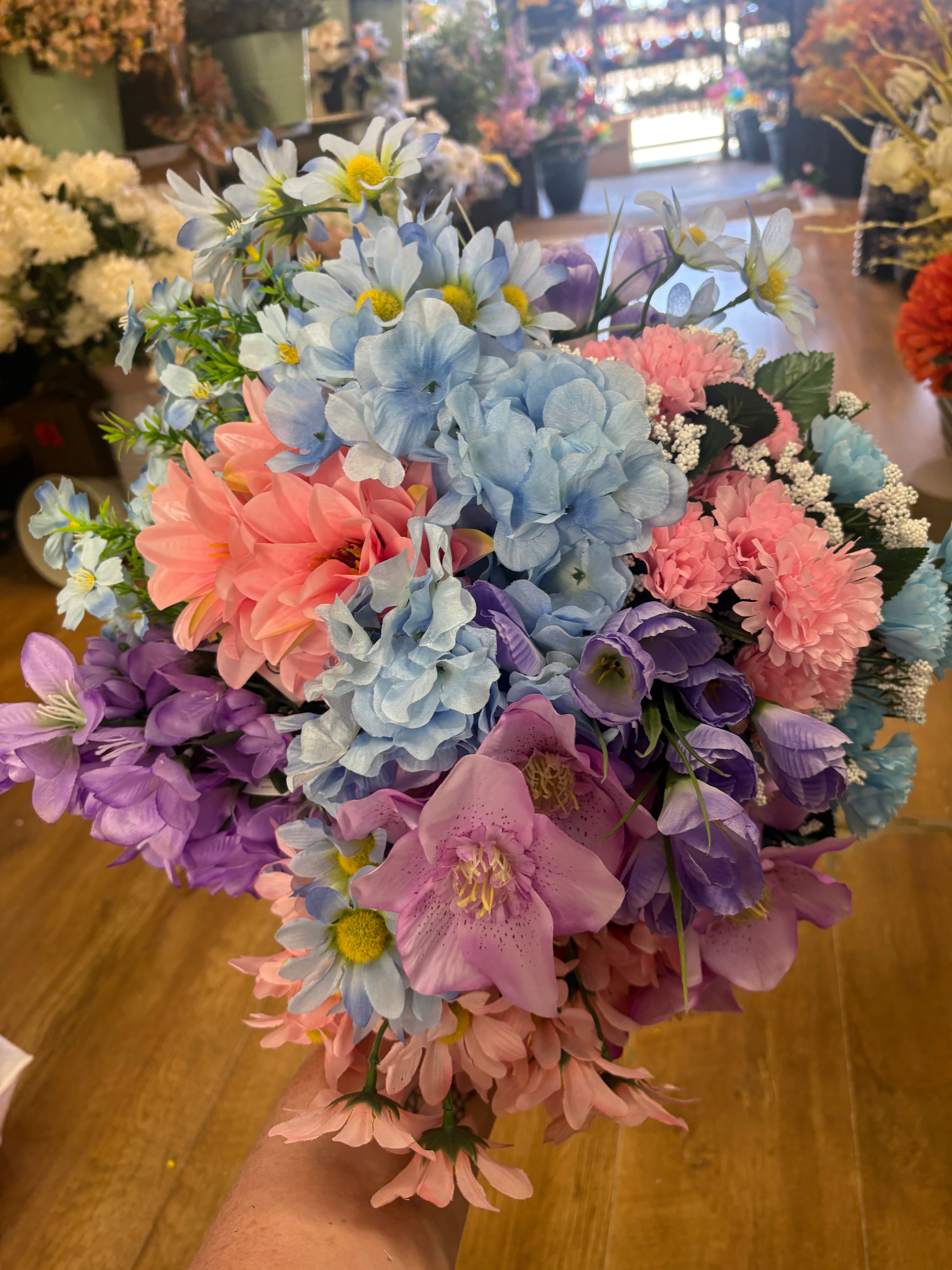 Box 16 - 20 bunches of flowers/foliage