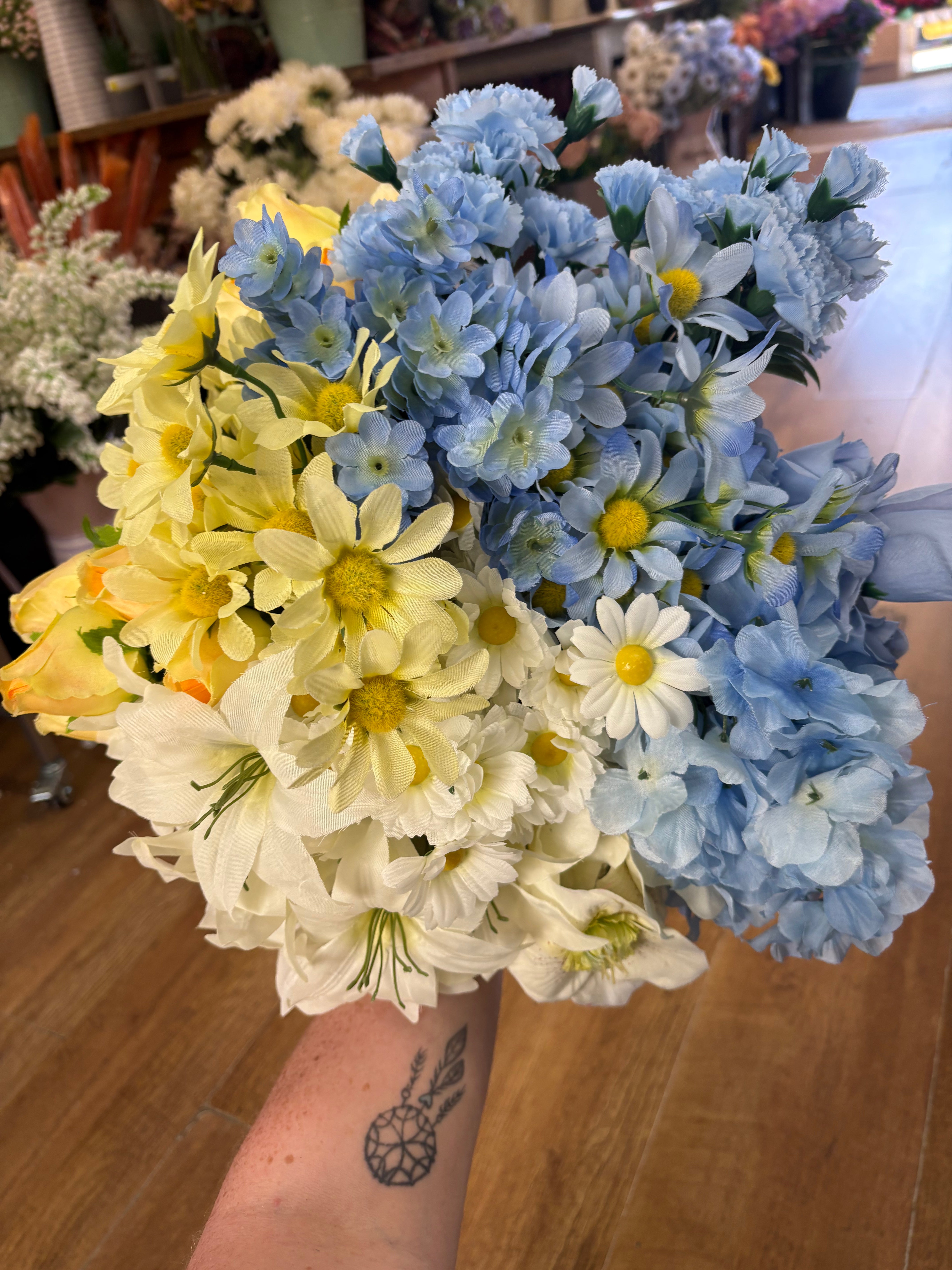 Box 13 - 20 bunches of flowers/foliage