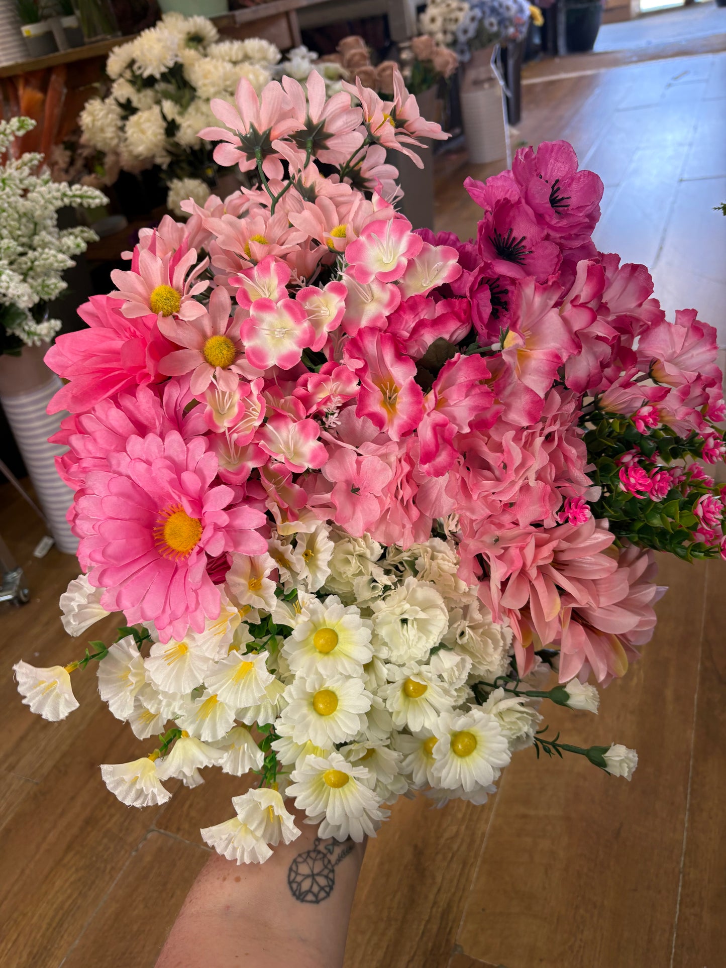 Box 9 - 20 bunches of flowers/foliage