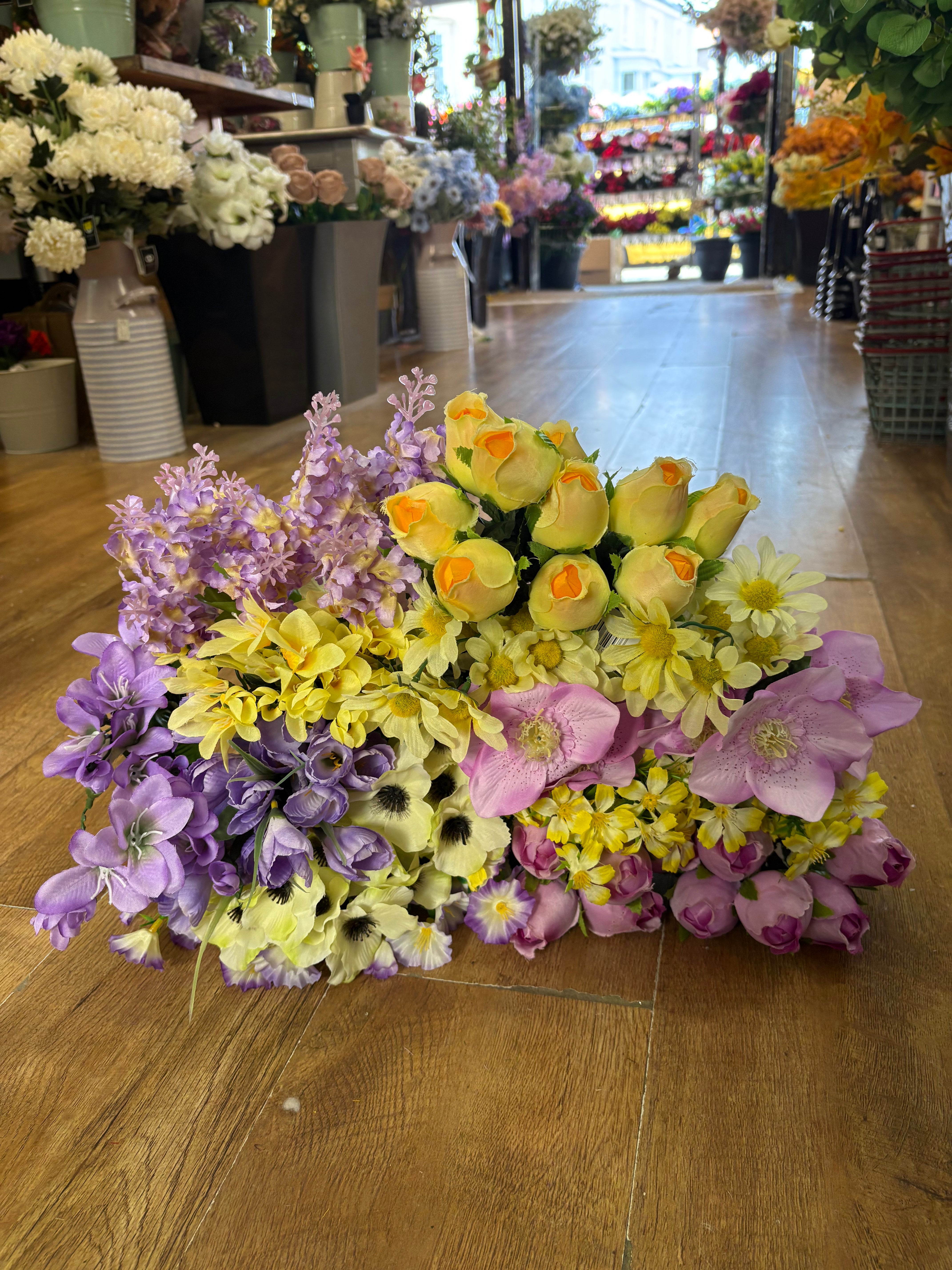 Box 16 - 20 bunches of flowers/foliage