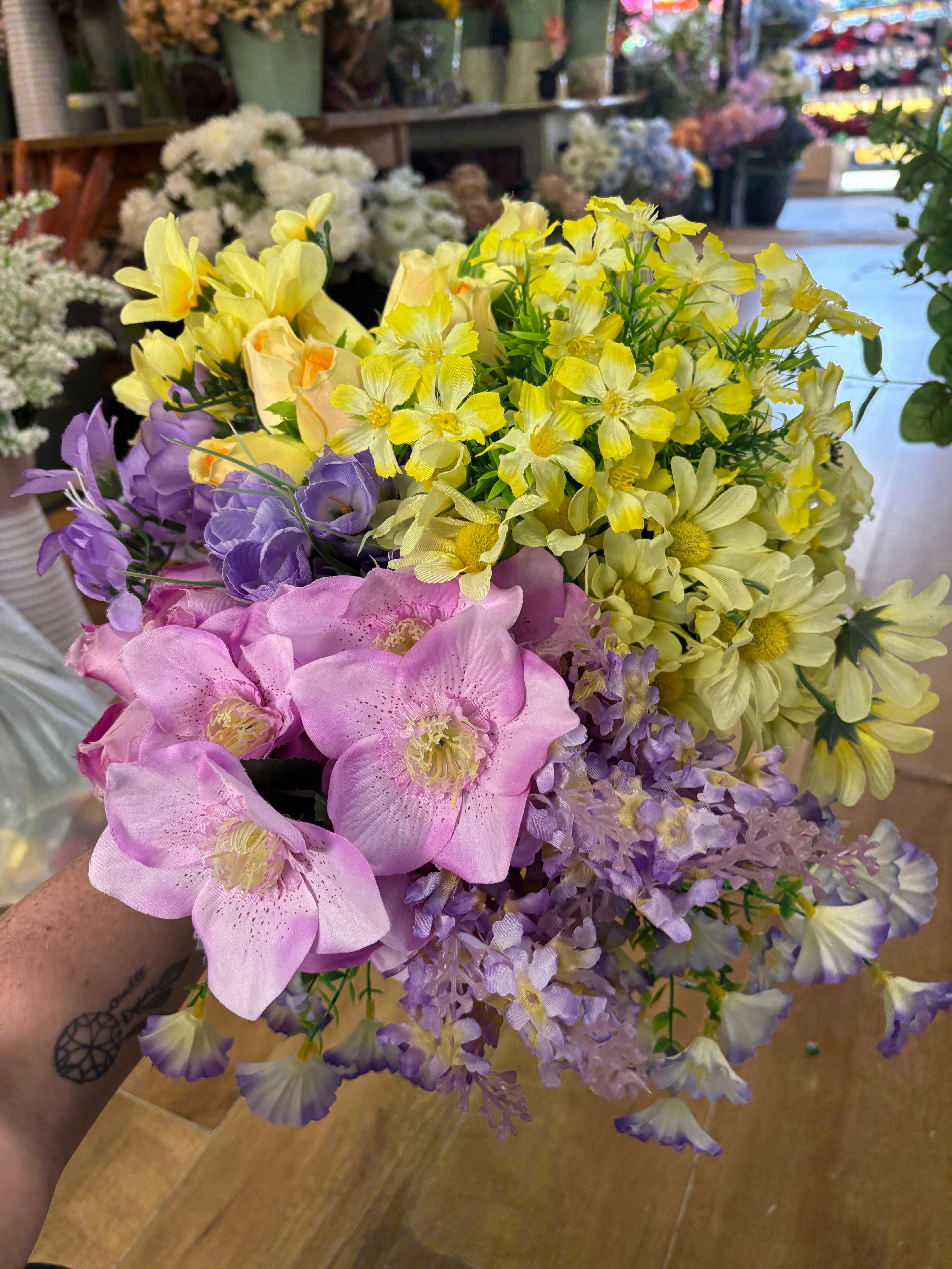 Box 16 - 20 bunches of flowers/foliage