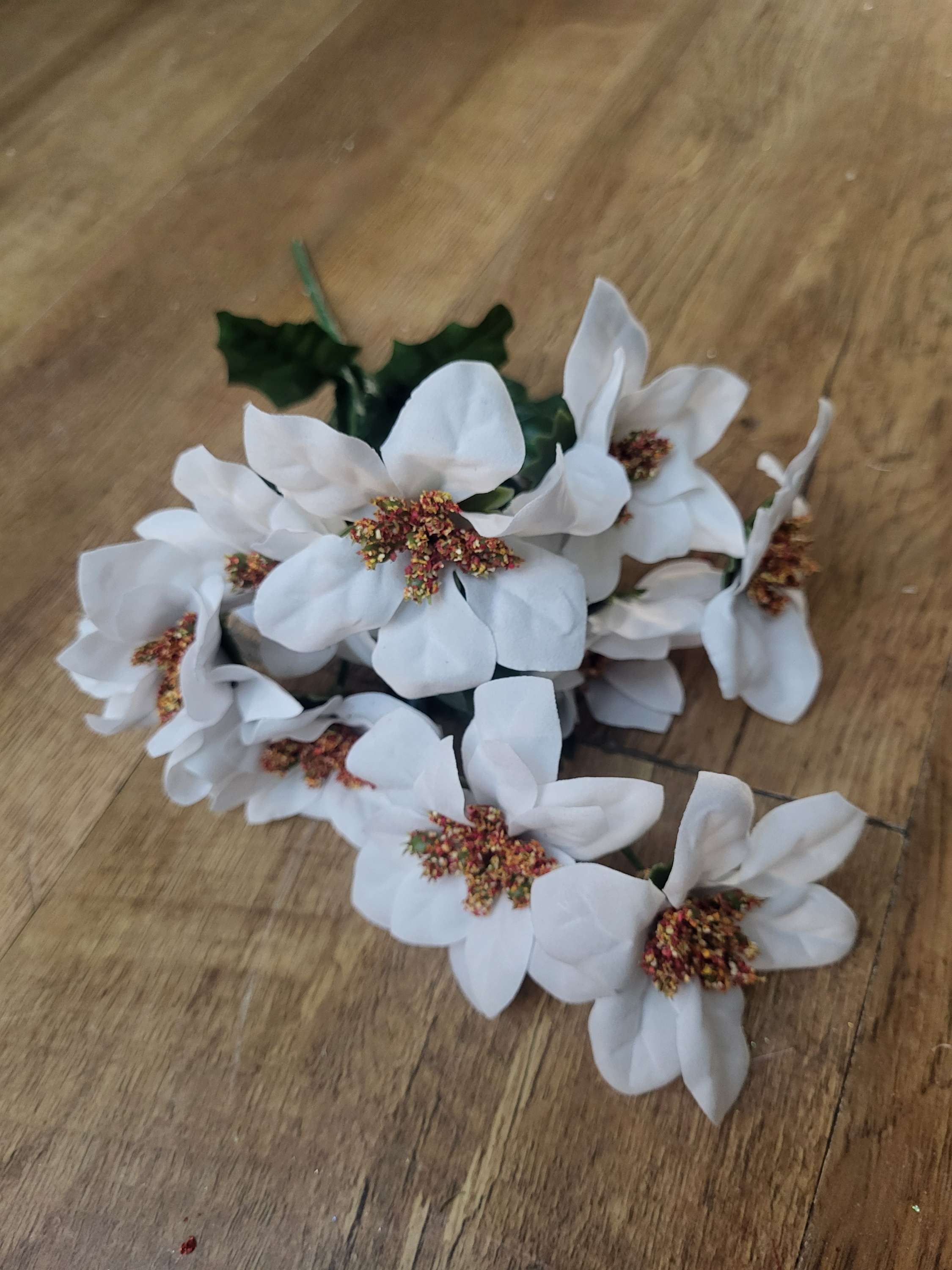 Mini poinsettia bunch - 2 colours available image 6