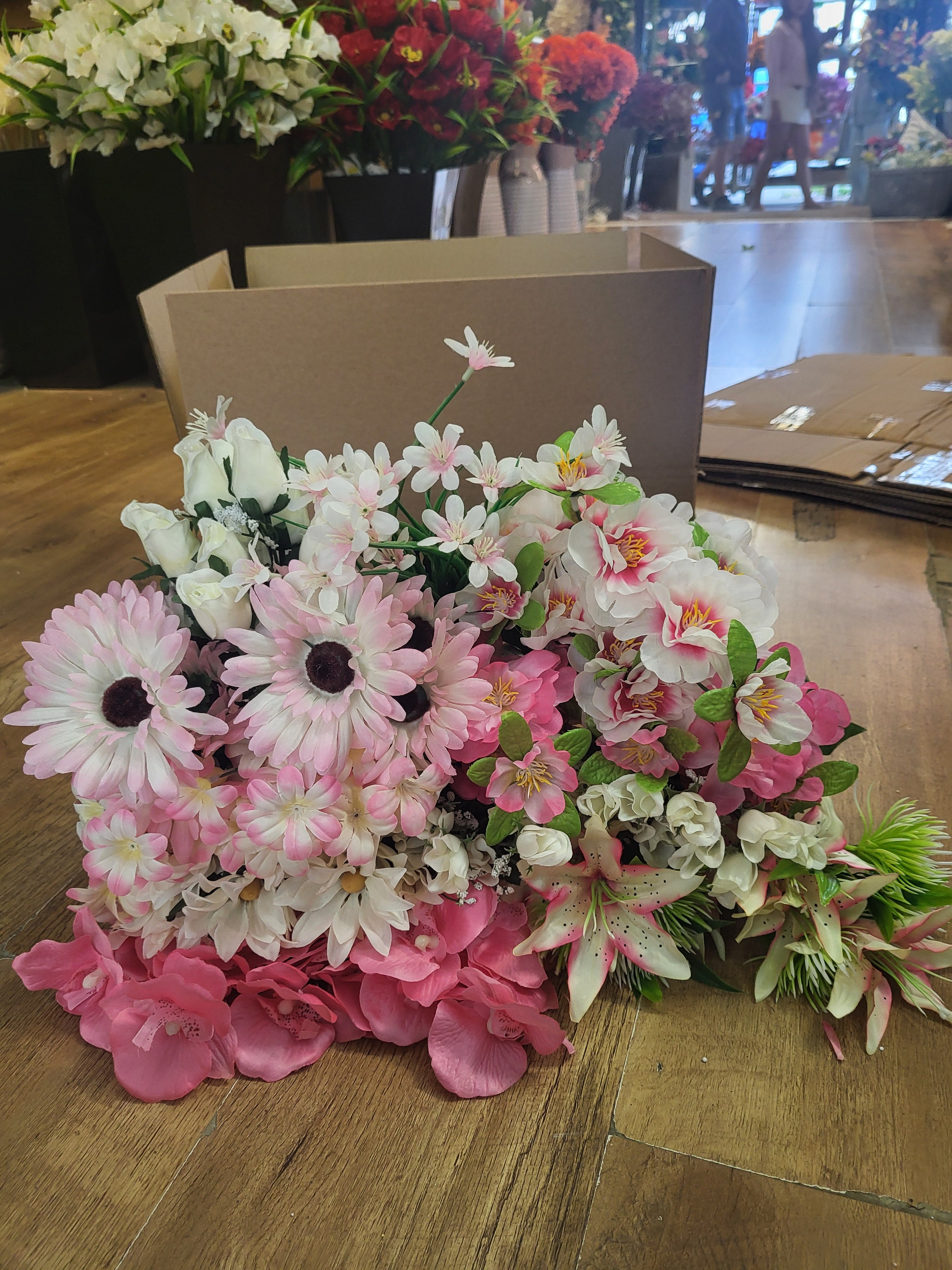 Box 4 - 20 bunches of flowers/foliage image 0