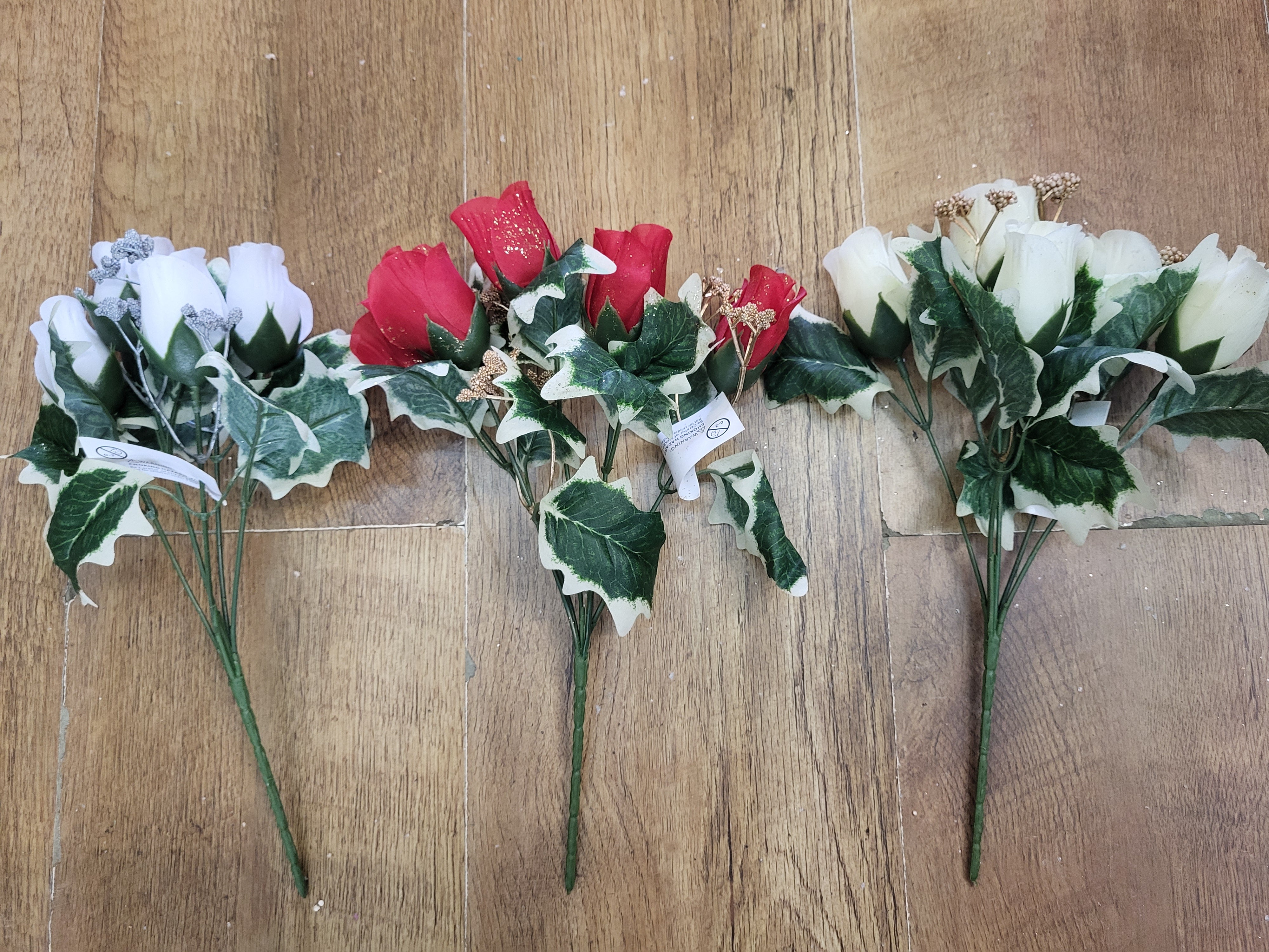 Closed rose and holly leaves bunch - 3 colours available image 8