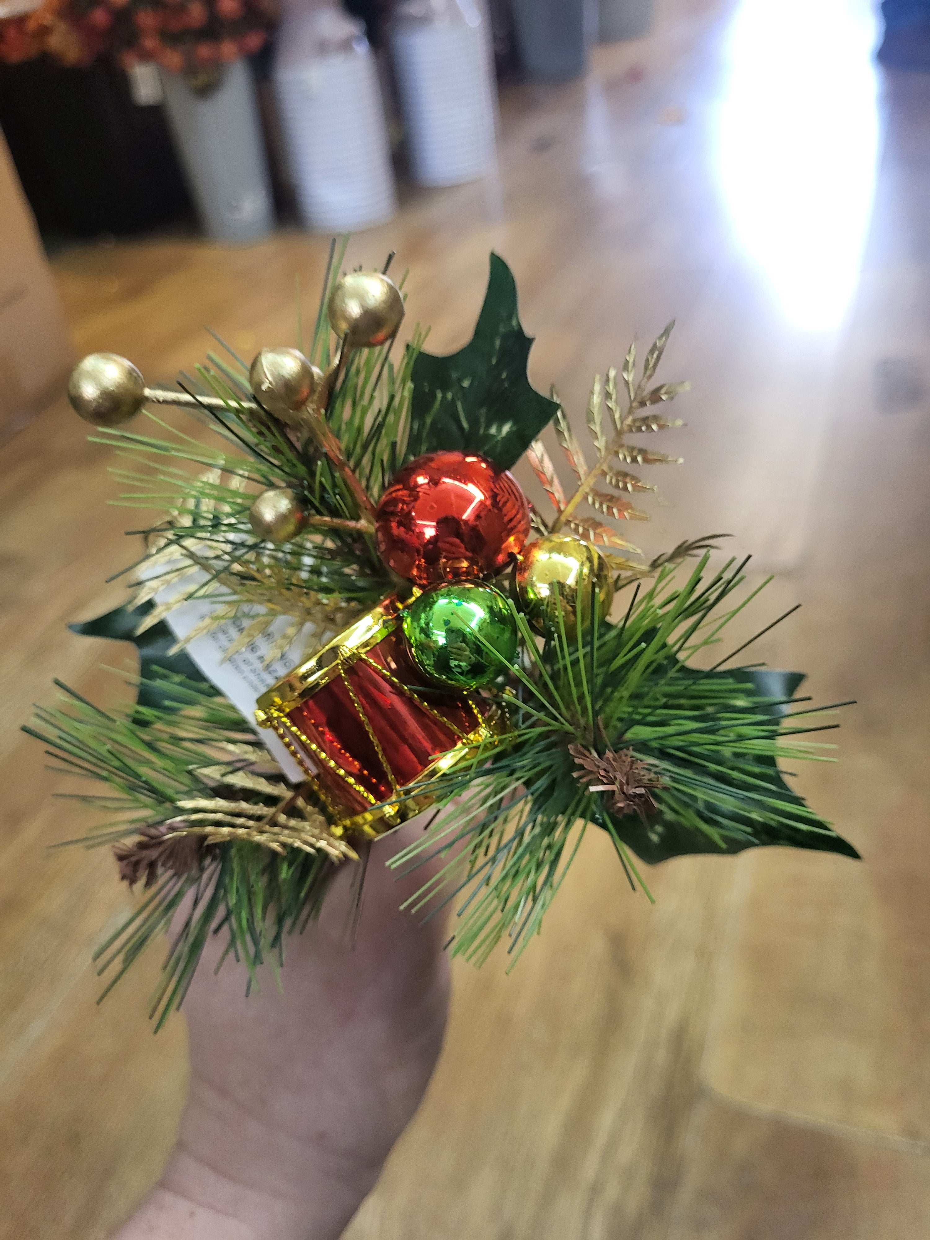 Drum and bauble pick - green/red/gold  image 0