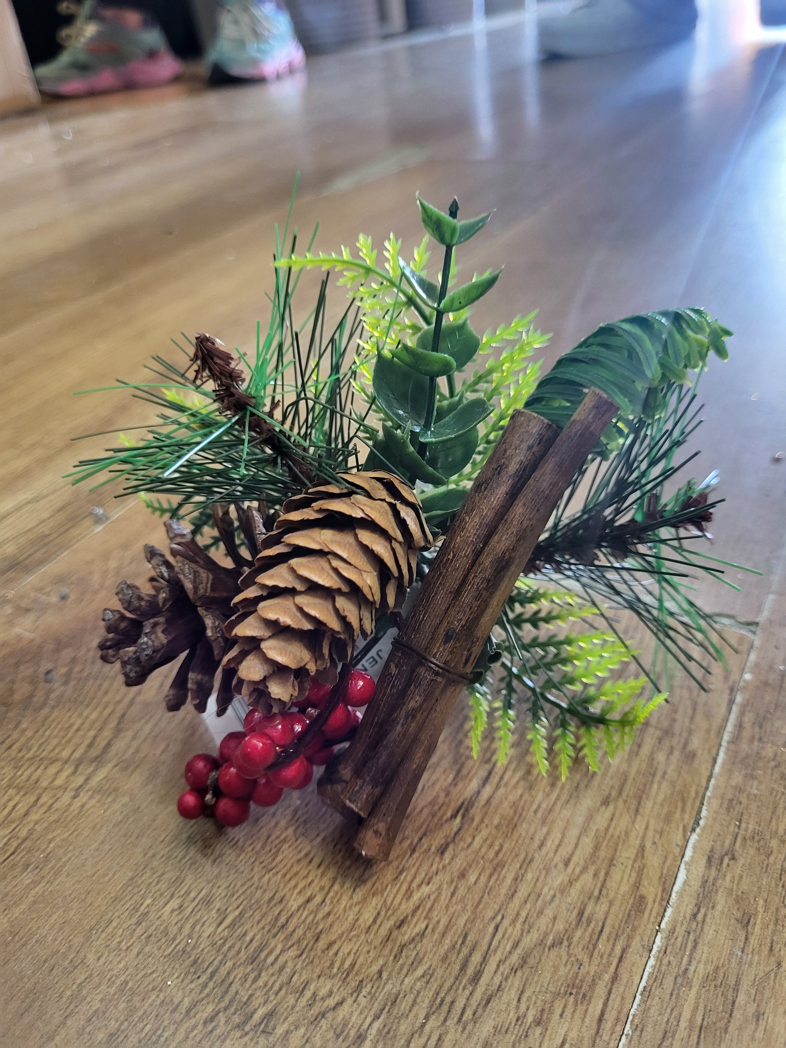 Mixed cones and berries/foliage pick  image 3
