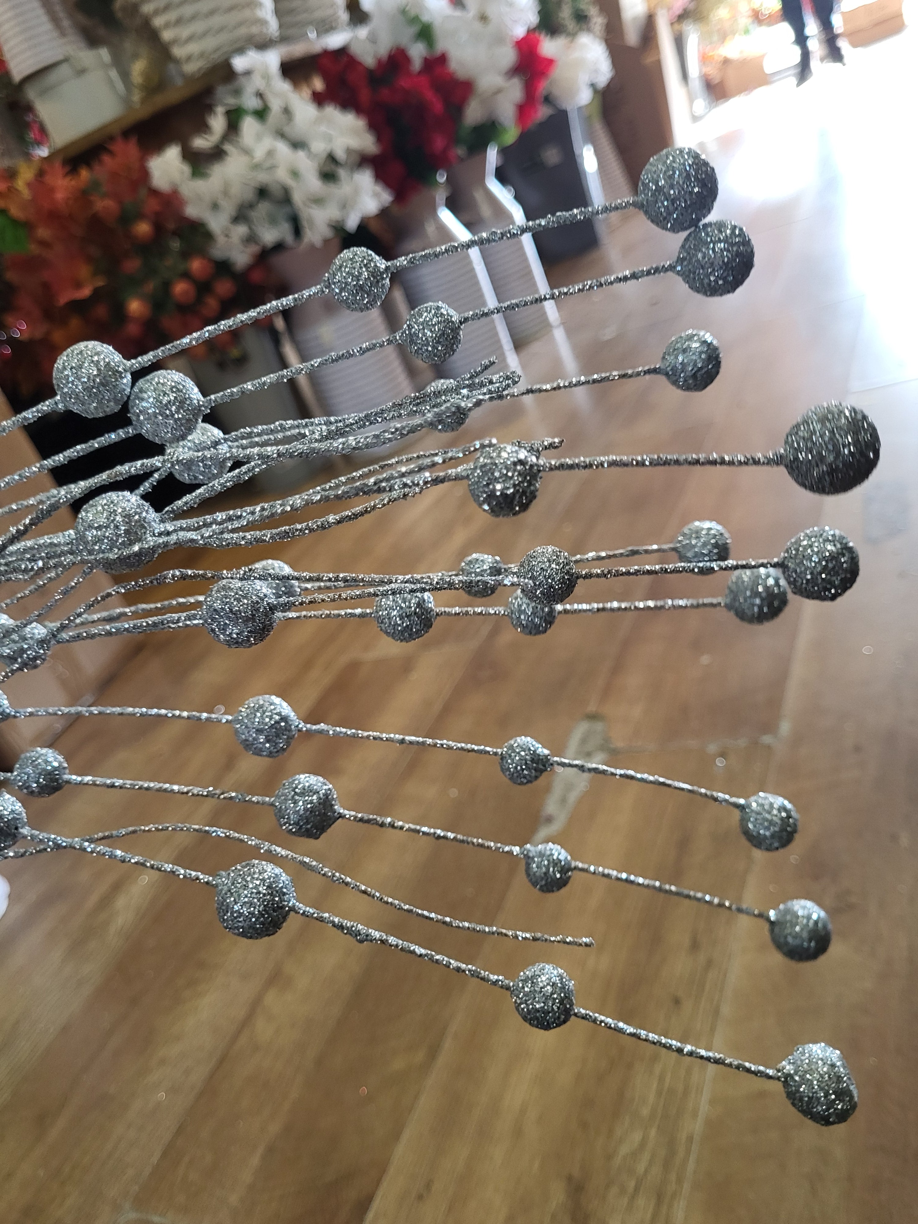 Silver sparkly wavy ball spray image 3