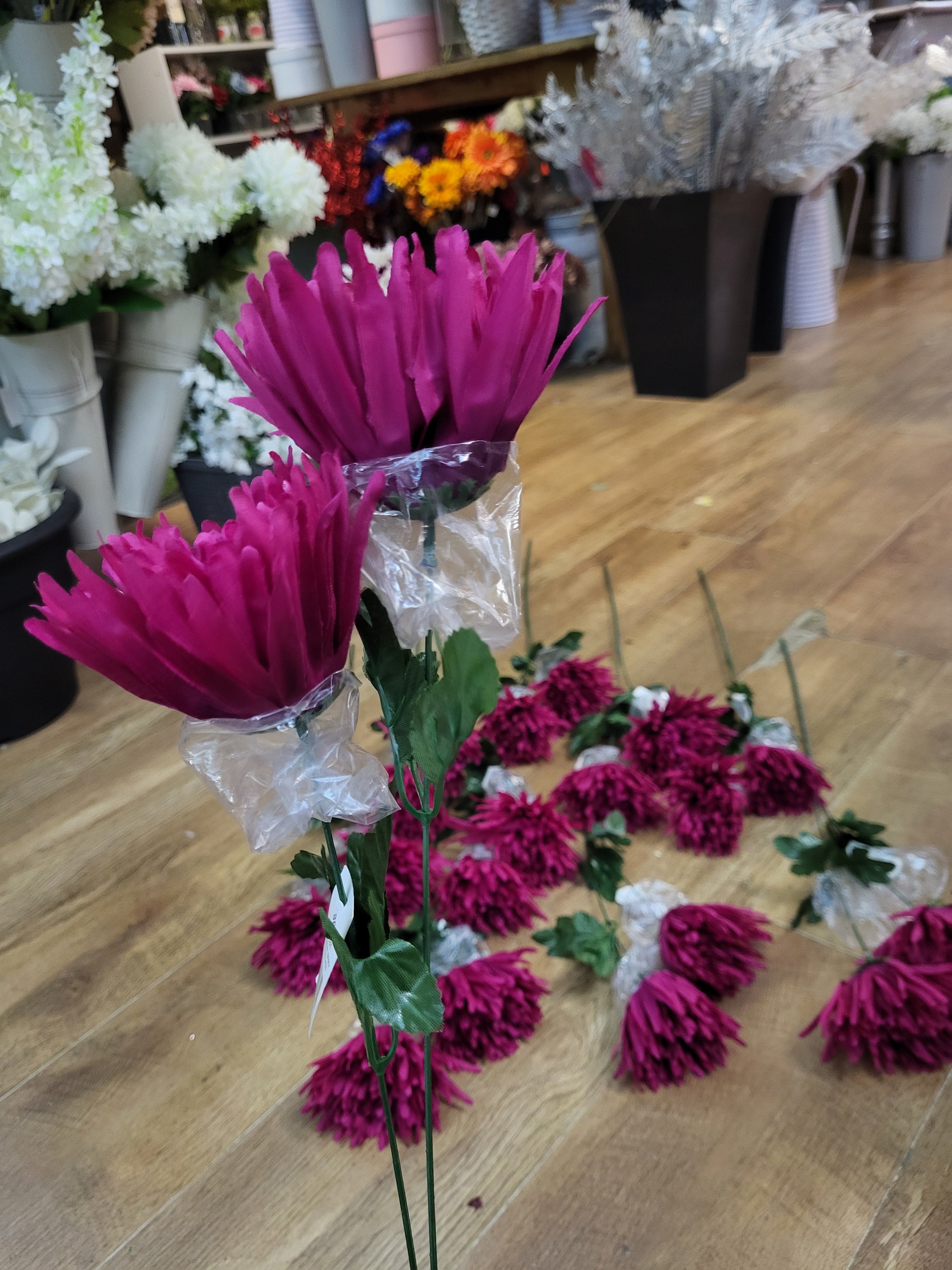 Bundle of 10 long stem 2 headed Carnival spiky mum - deep pink image 2