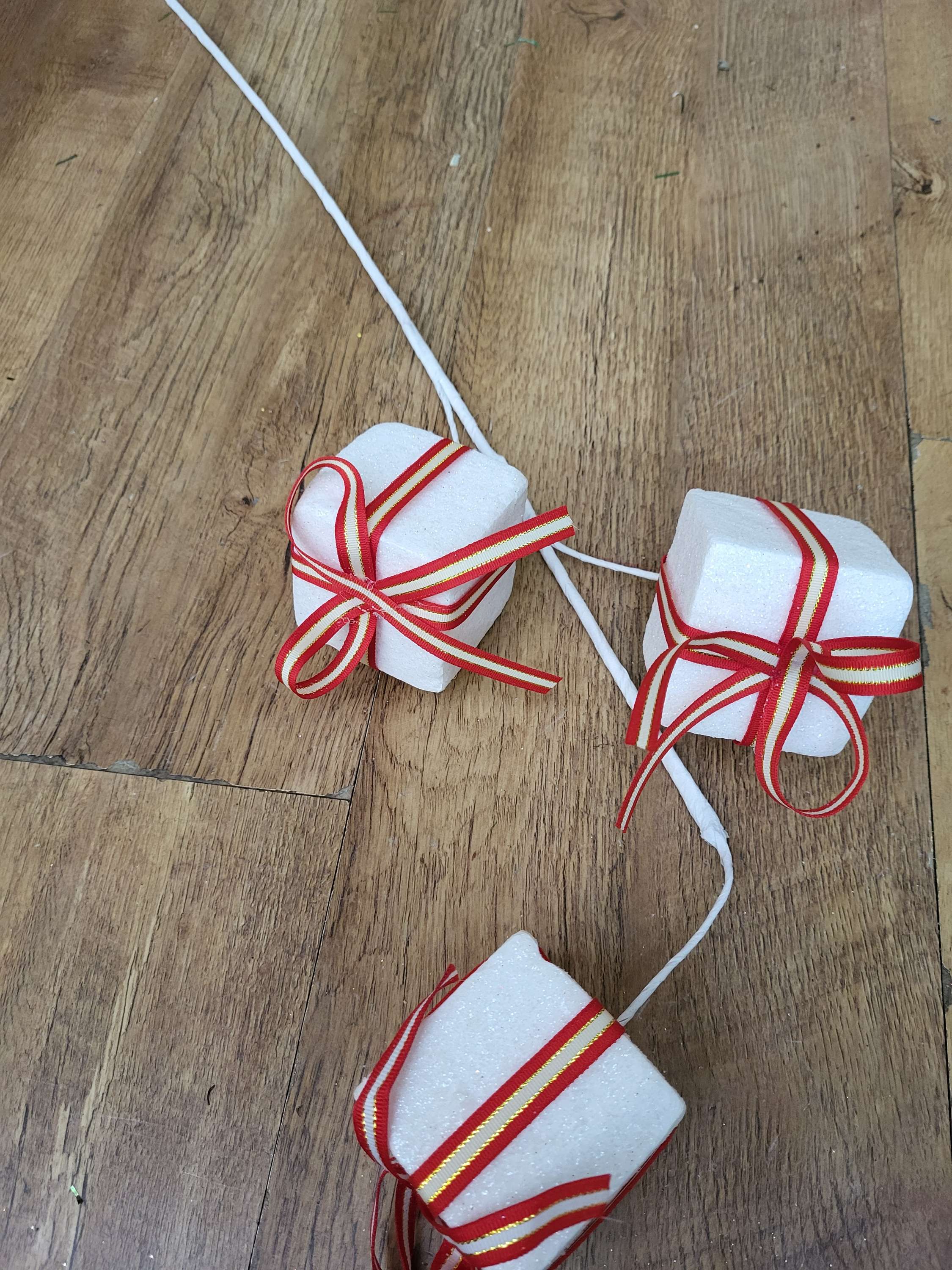 Long stem red and white triple gift stem image 3