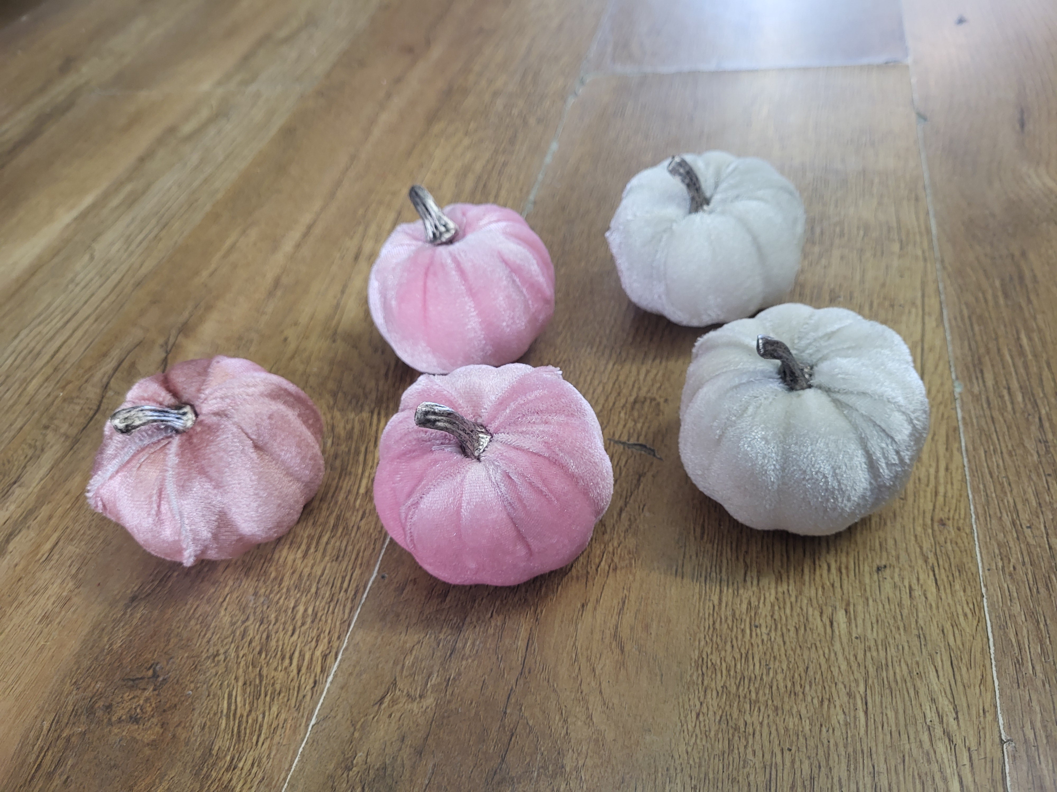 Pack of 5 mini velvet pumpkins - pinks and silver image 6