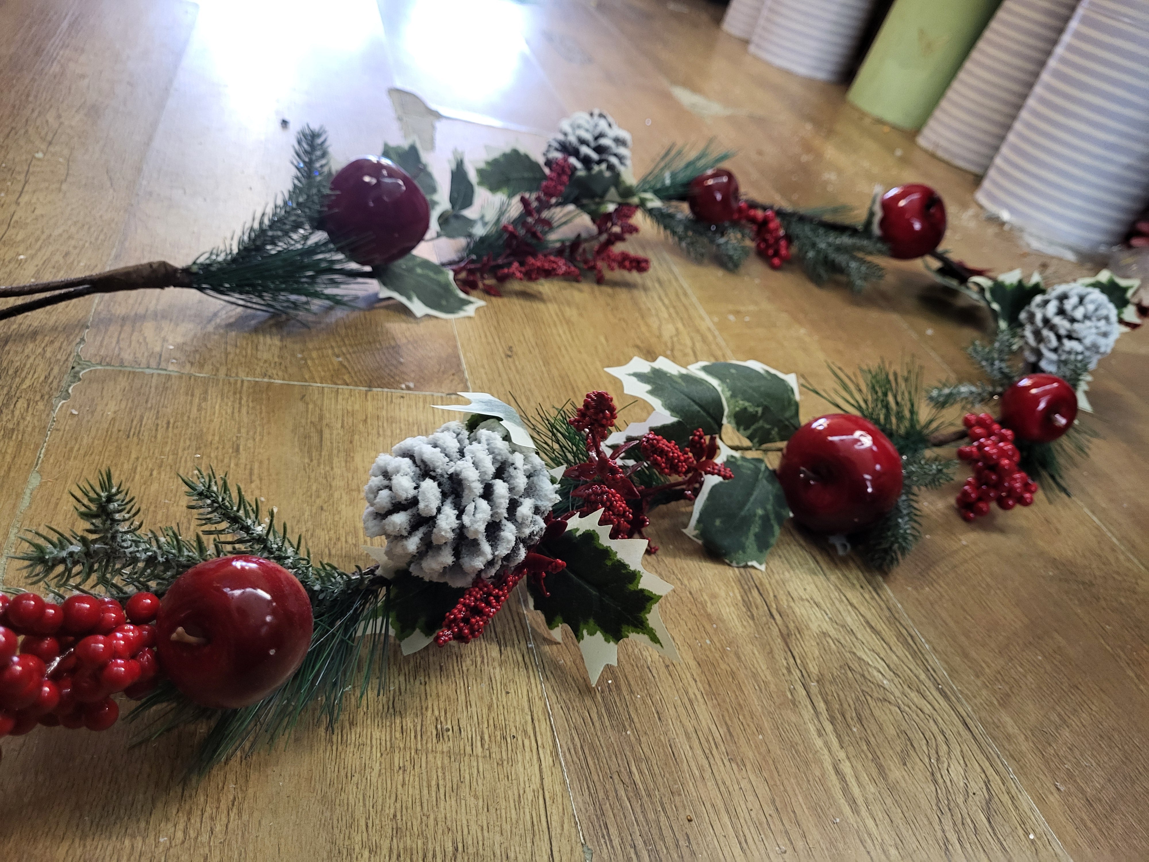 Deluxe frosted cone and fruits garland  image 3