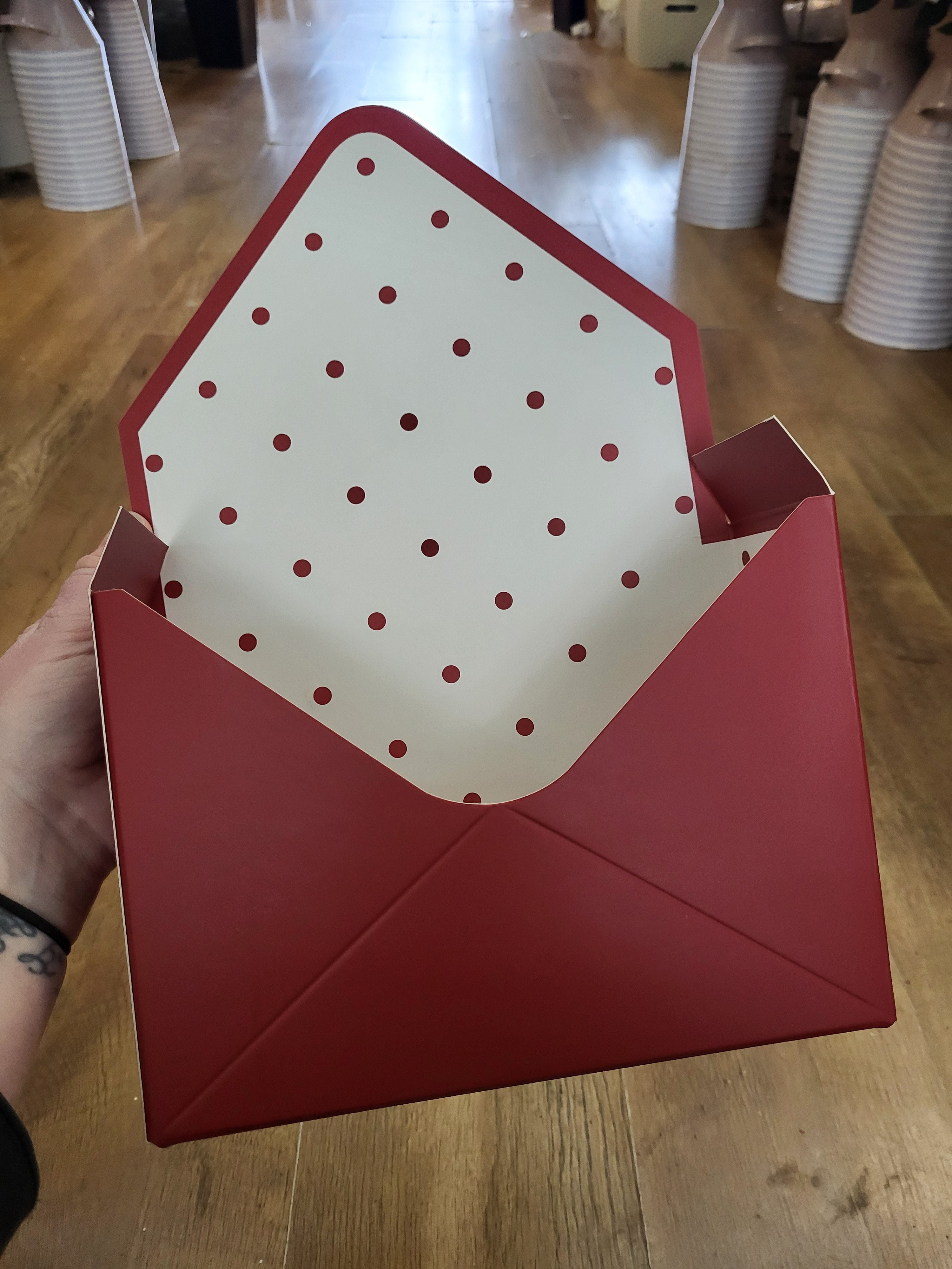 Red/white floral envelope box image 1