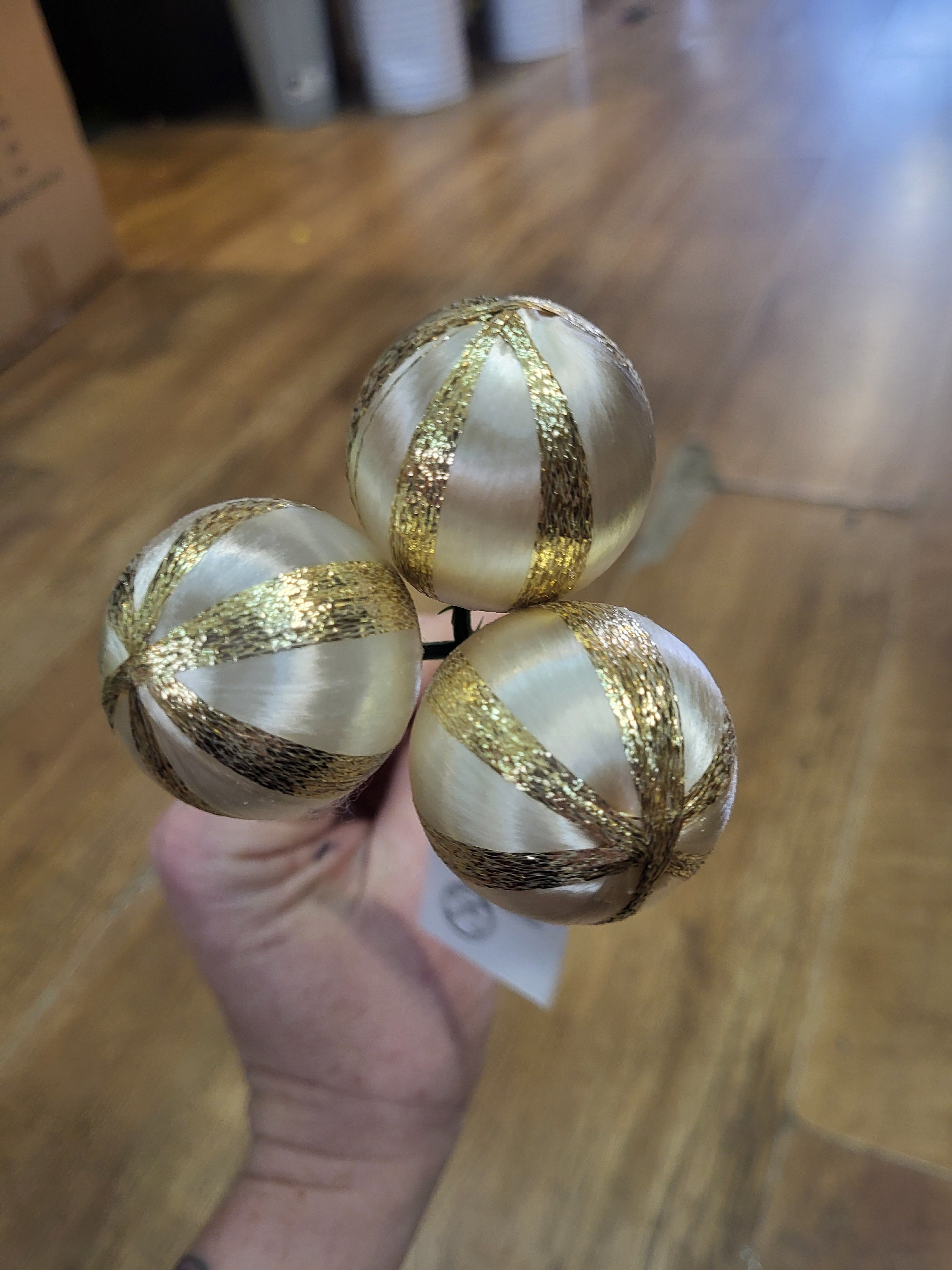 Gold and cream striped triple bauble pick  image 0