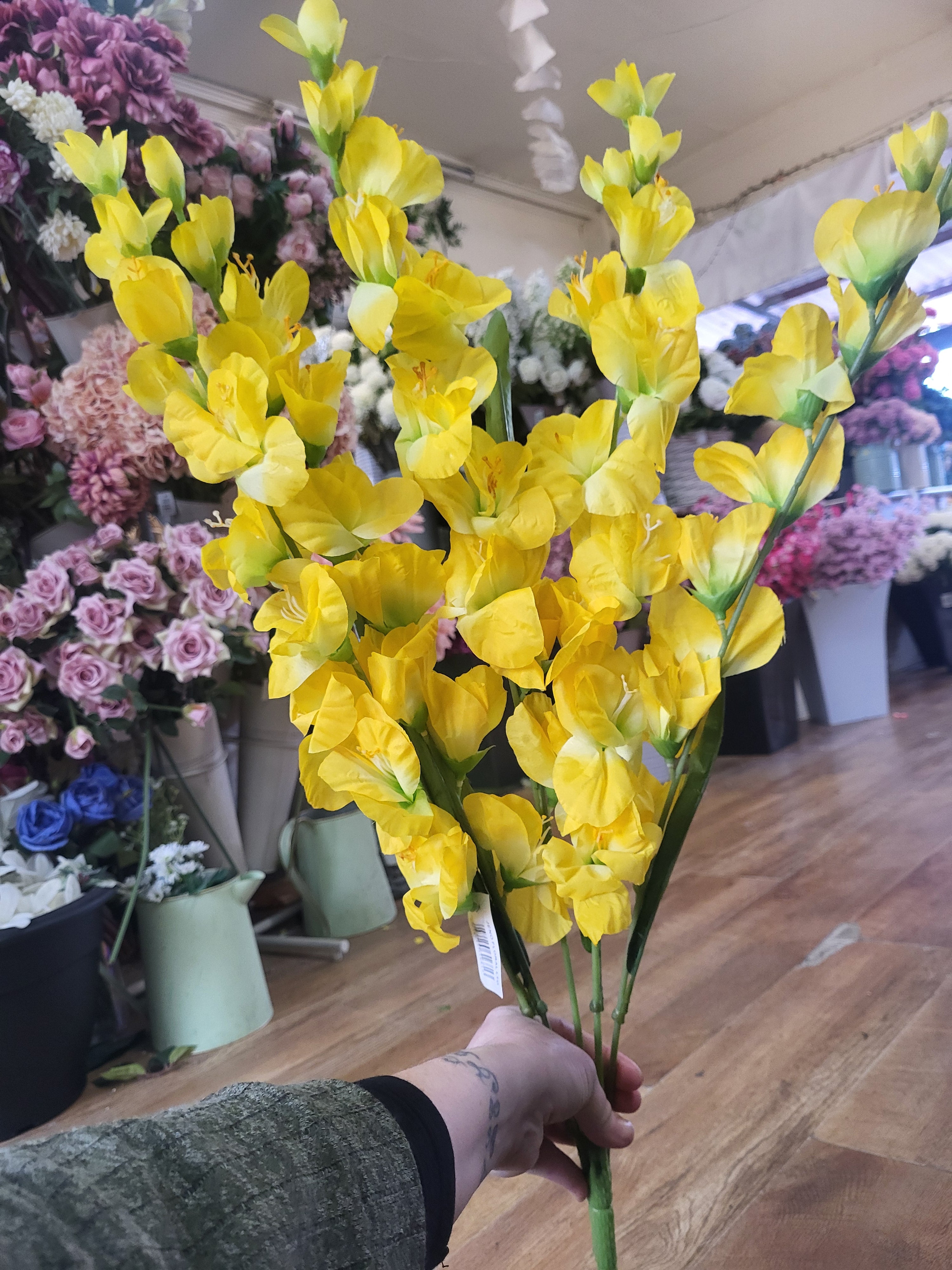 Large 5 stemmed bunch of yellow gladioli image 0