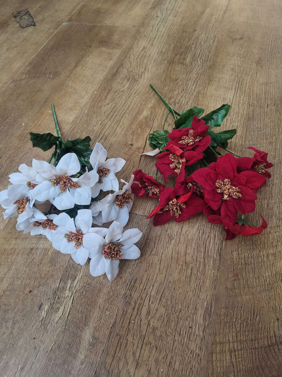 Mini poinsettia bunch - 2 colours available image 7