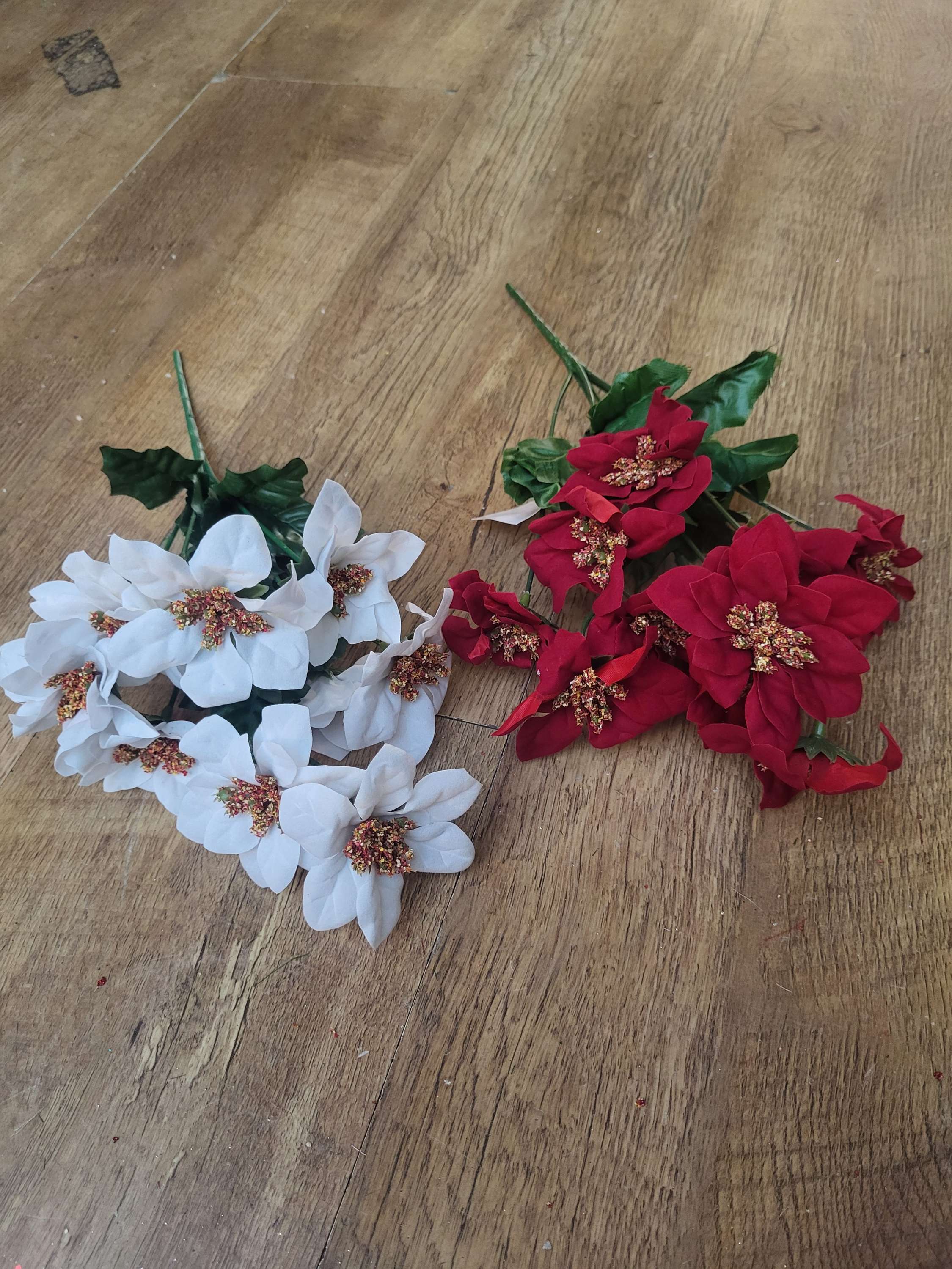 Mini poinsettia bunch - 2 colours available image 7