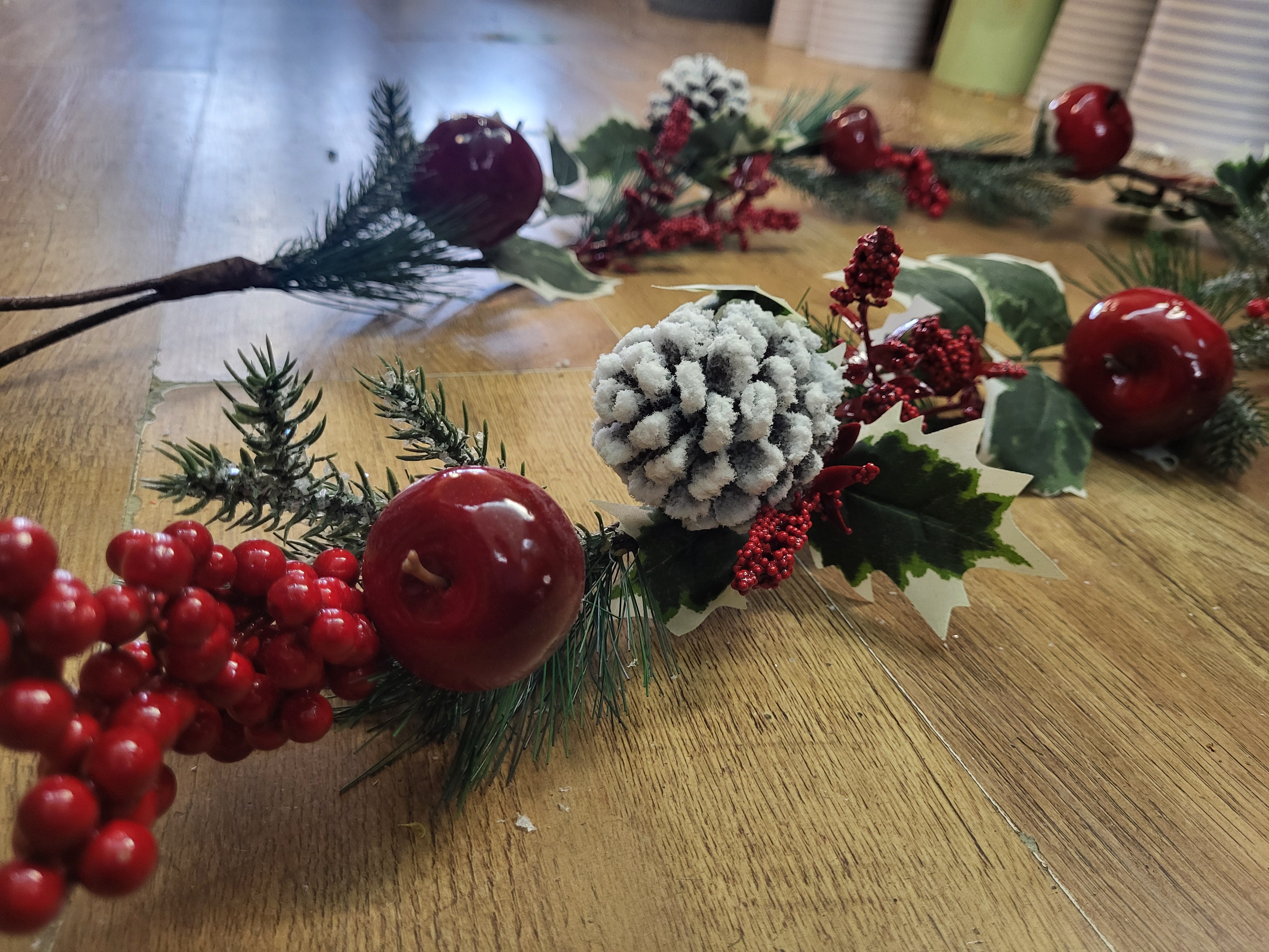 Deluxe frosted cone and fruits garland  image 4