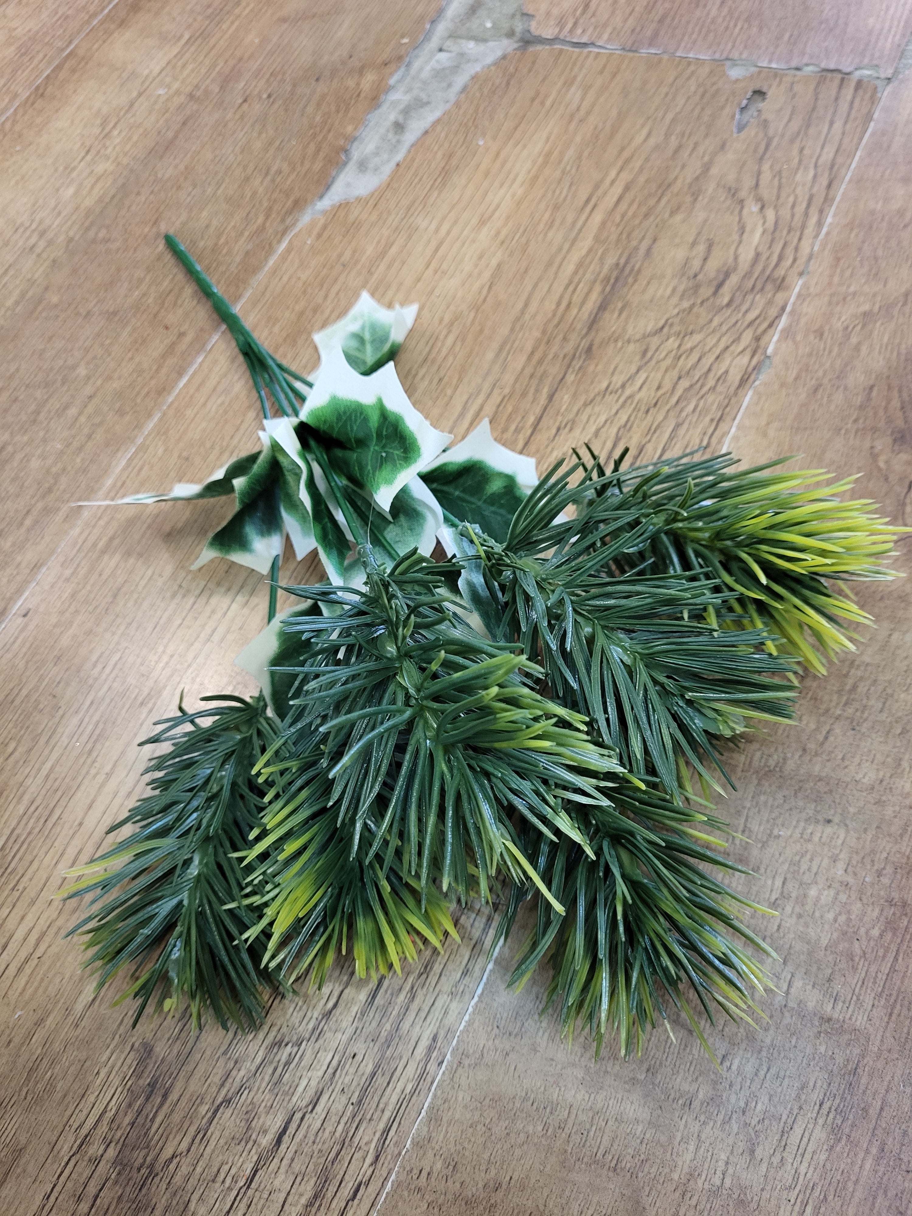 Pine bunch with Holly leaves - 2 colours available image 1