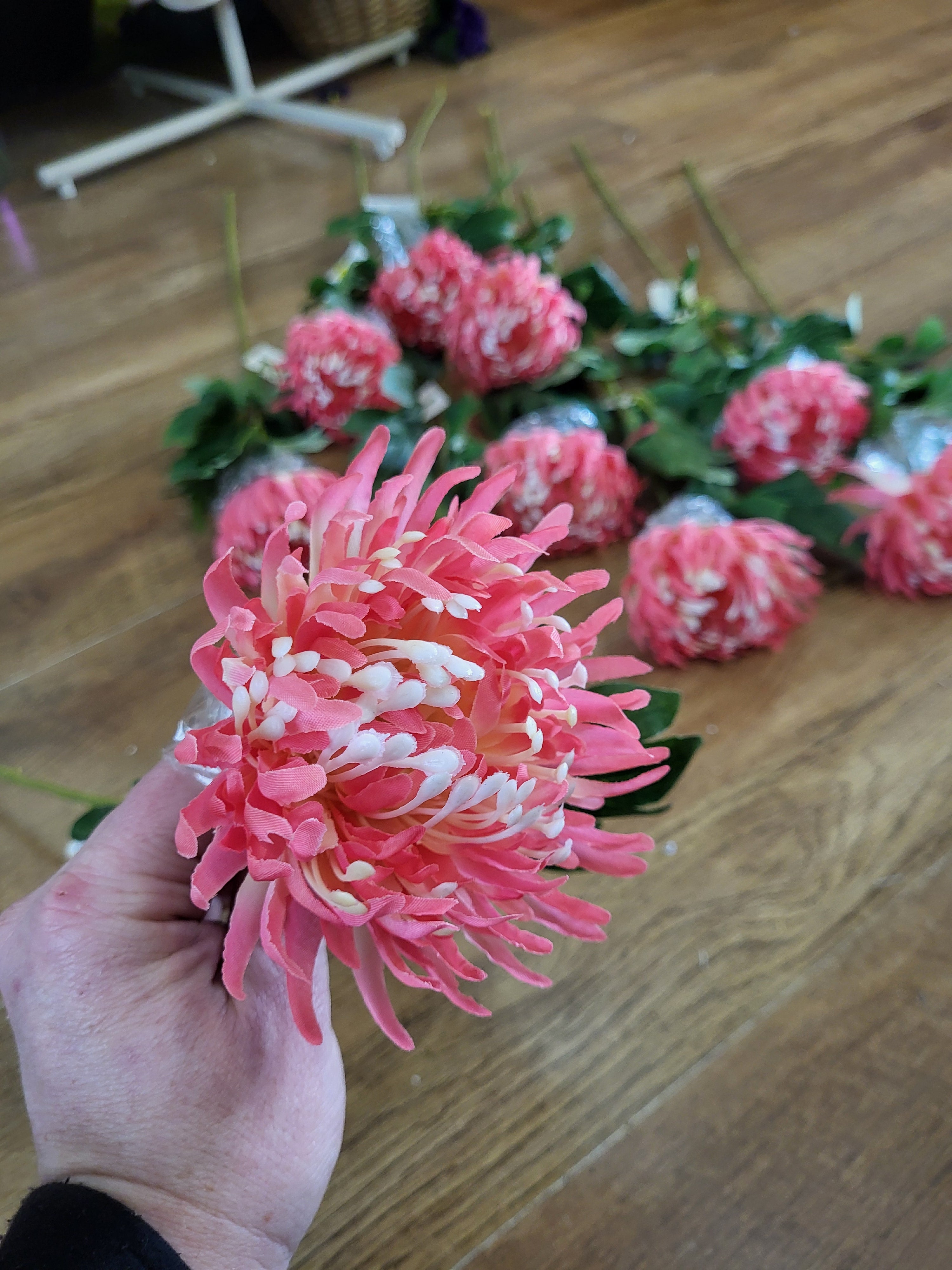 Bundle of 10 long stem pink chrysanthemum image 1