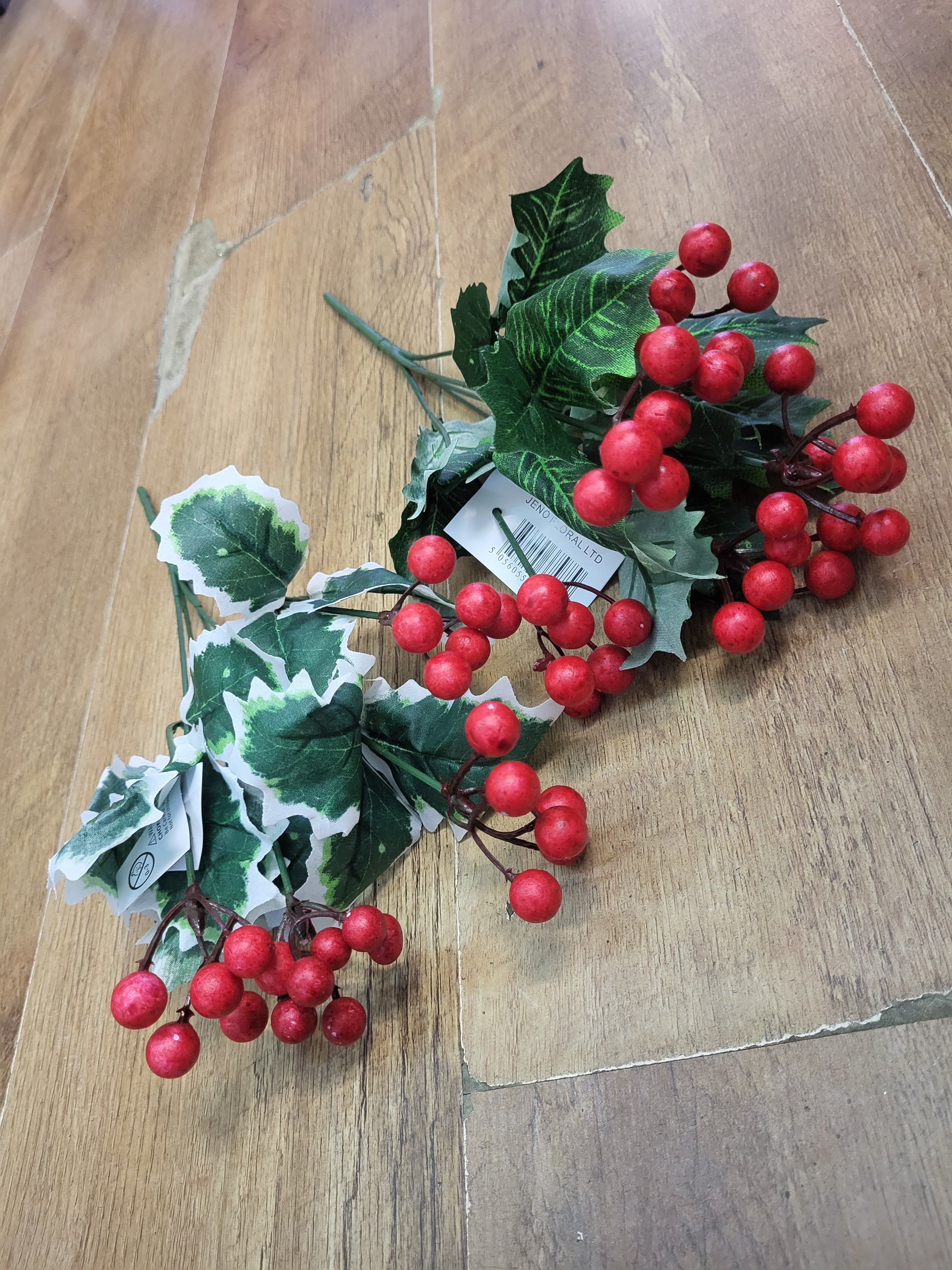 Bright berry holly bunch - 2 colours available image 0