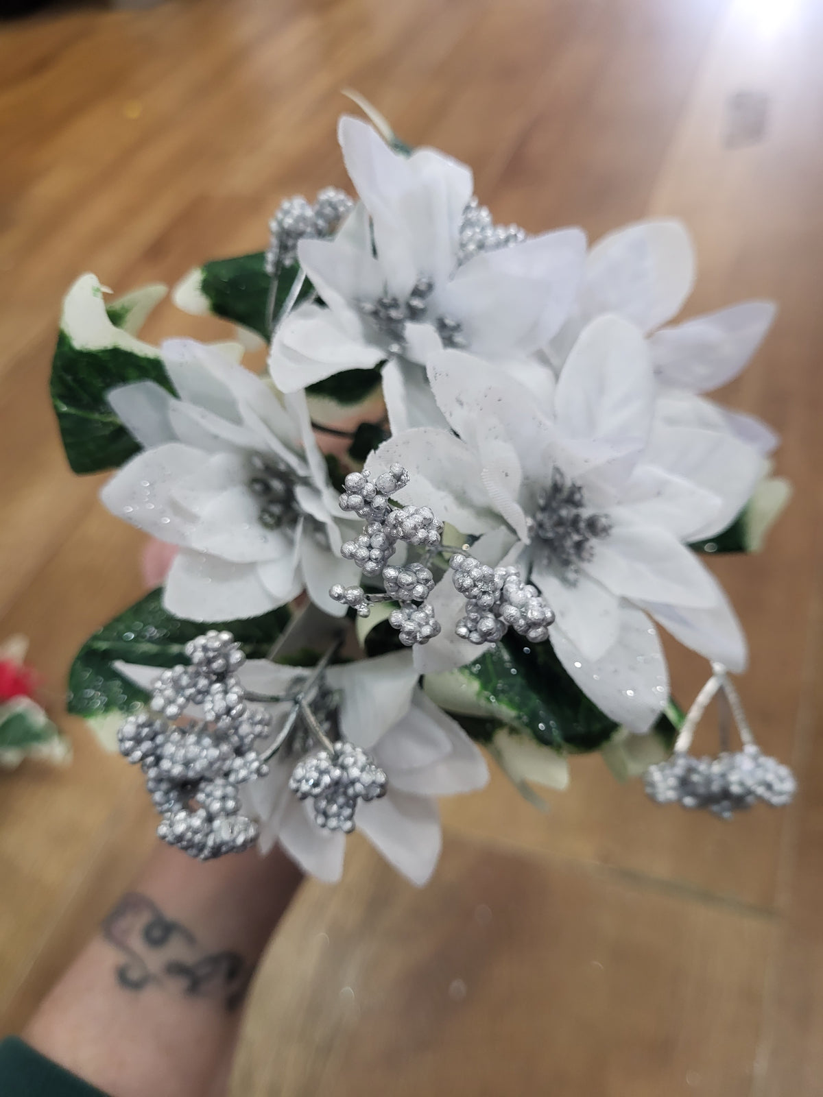Poinsettia and holly leaves bunch - 3 colours available image 4