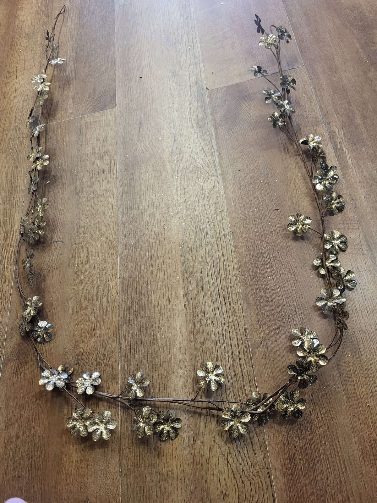 Gold metal flower garland  image 3