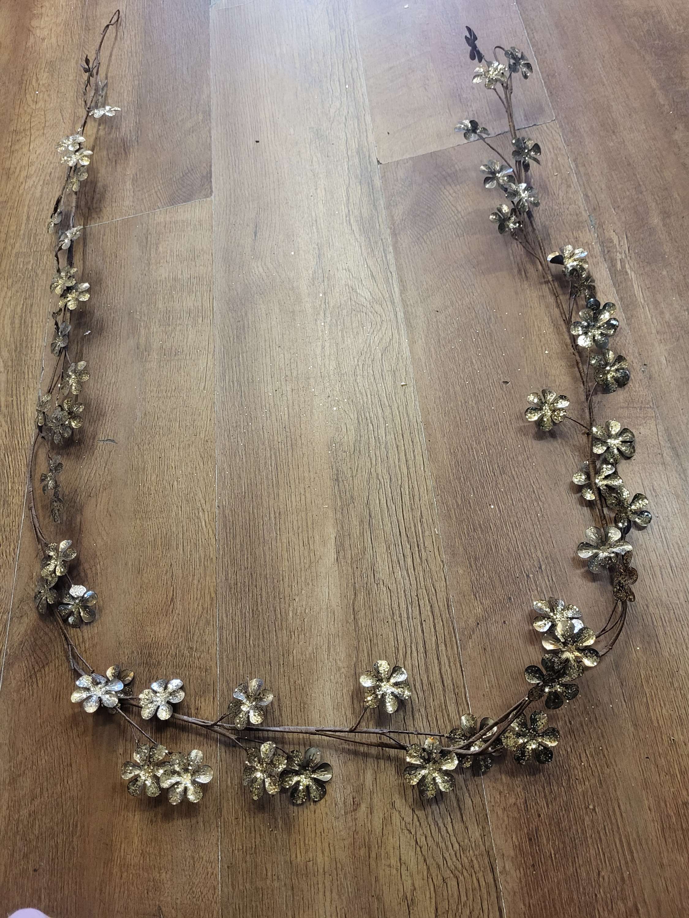 Gold metal flower garland  image 3