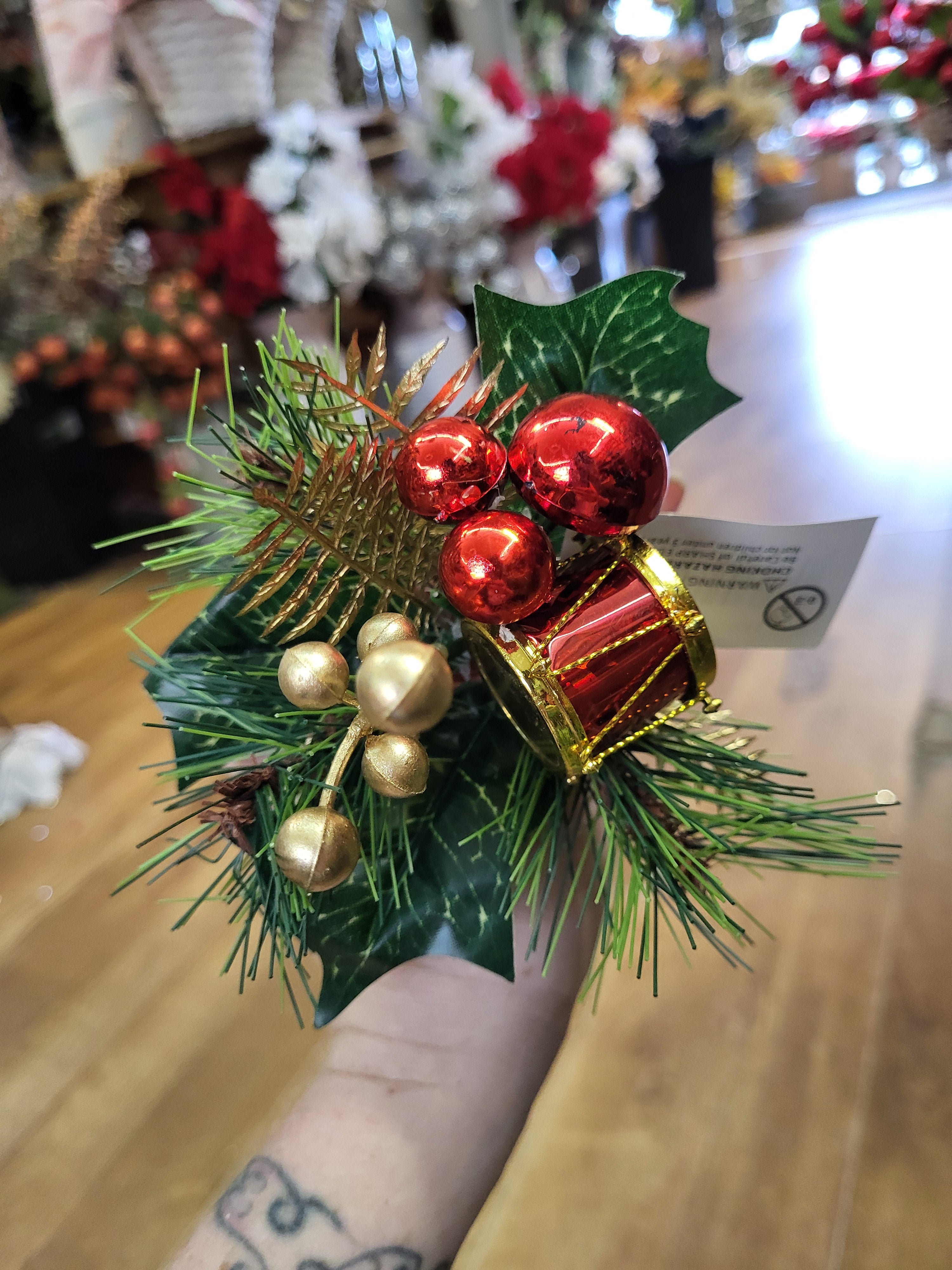 Drum and bauble pick  - red/gold image 0