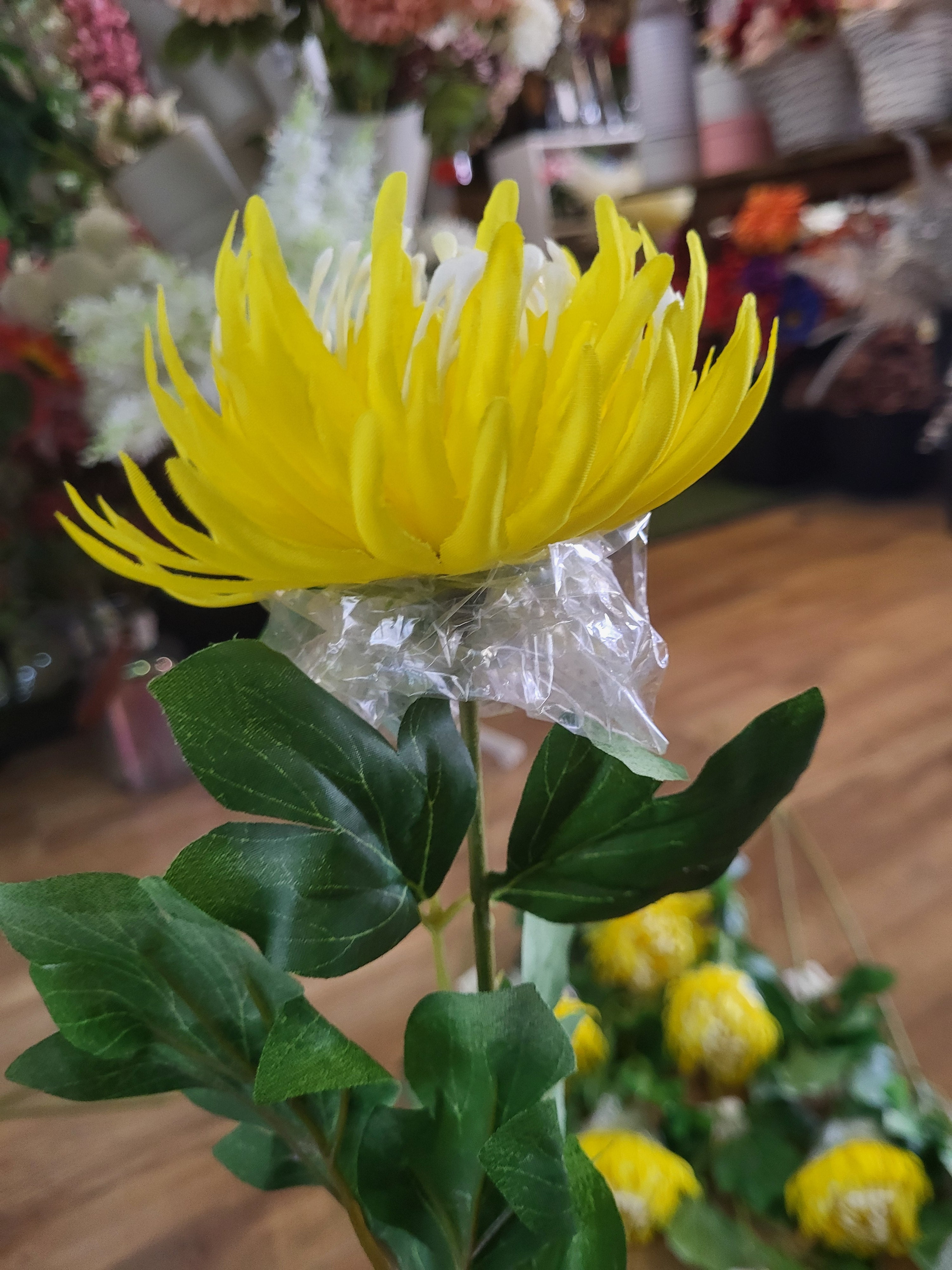 Bundle of 10 long stem yellow chrysanthemum image 3