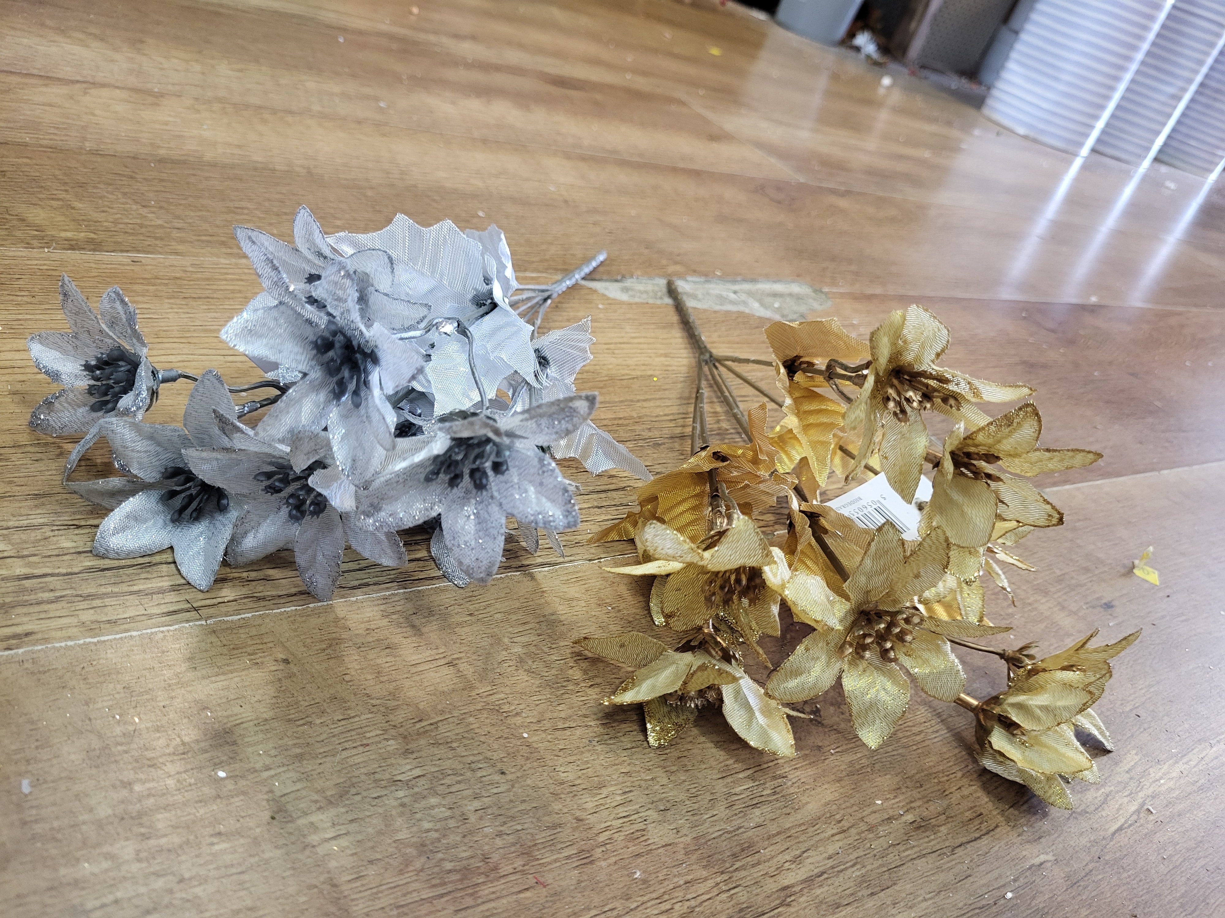 Metallic mini poinsettia bunch - 2 colours available image 1