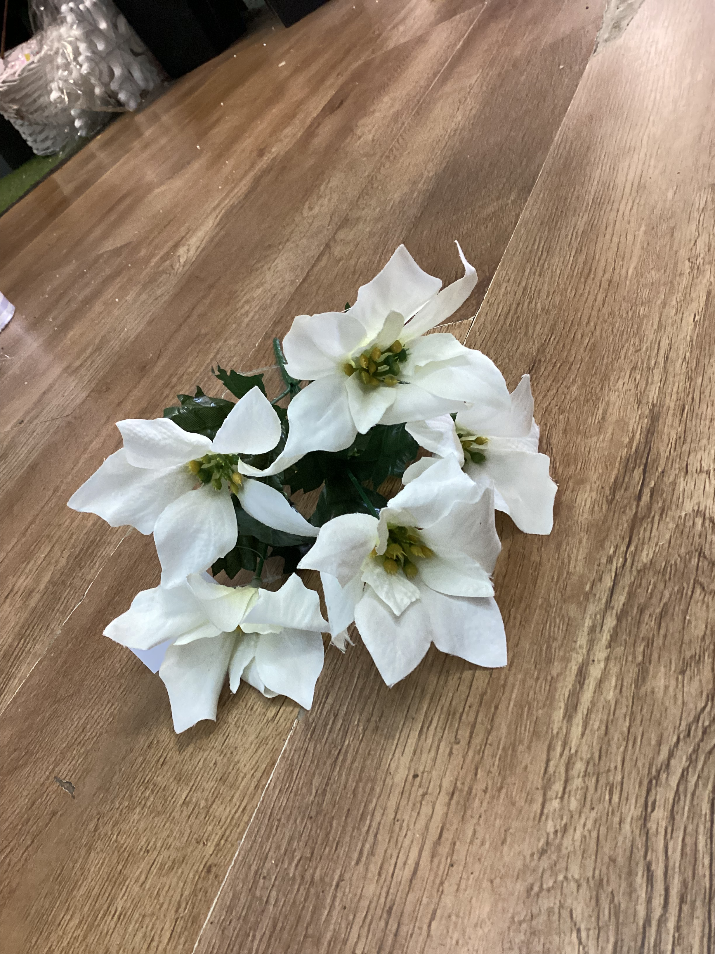 Plain poinsettia bunch - 2 colours available image 2