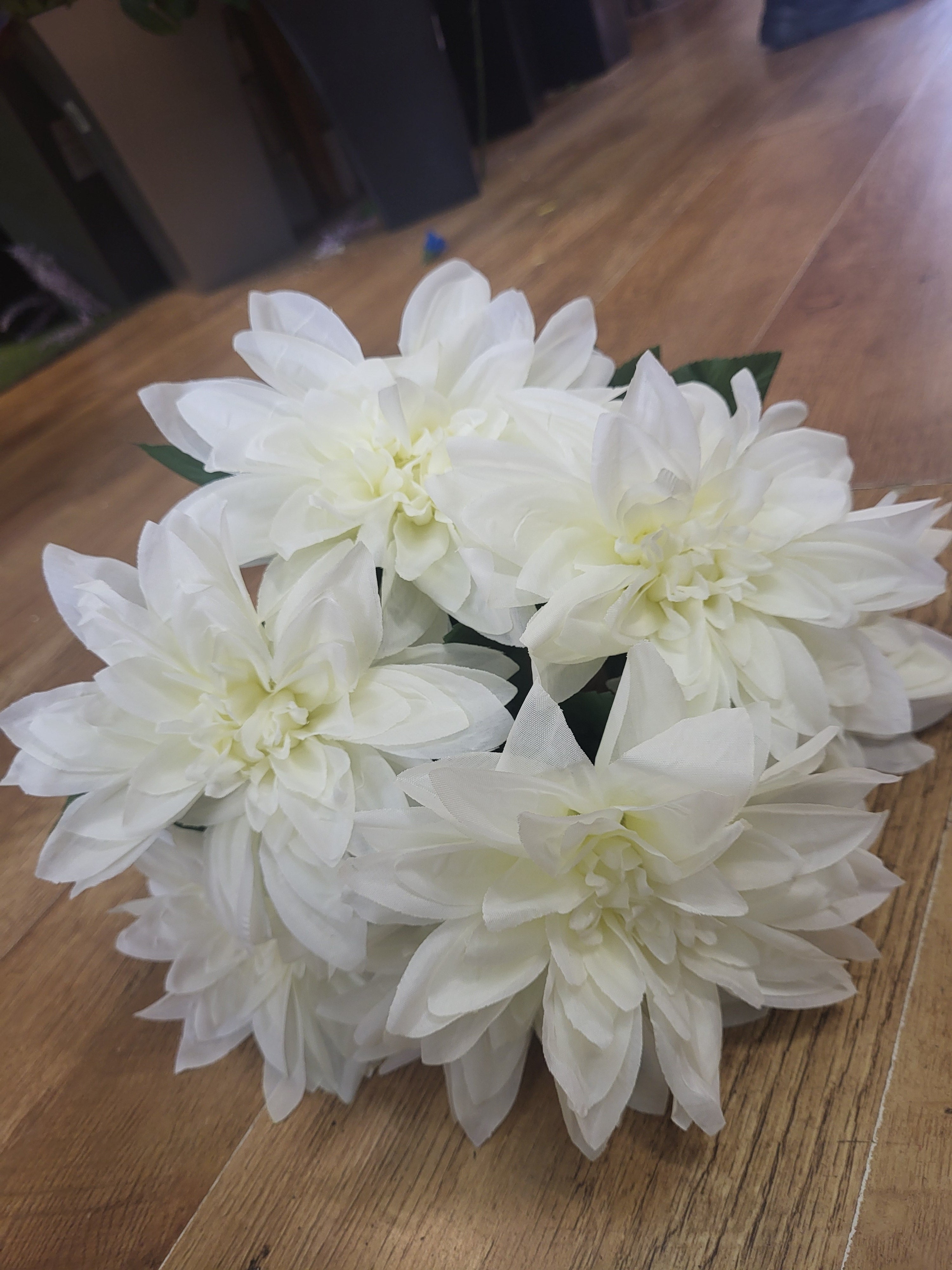 Large 7 headed ivory monarch dahlia bunch image 3