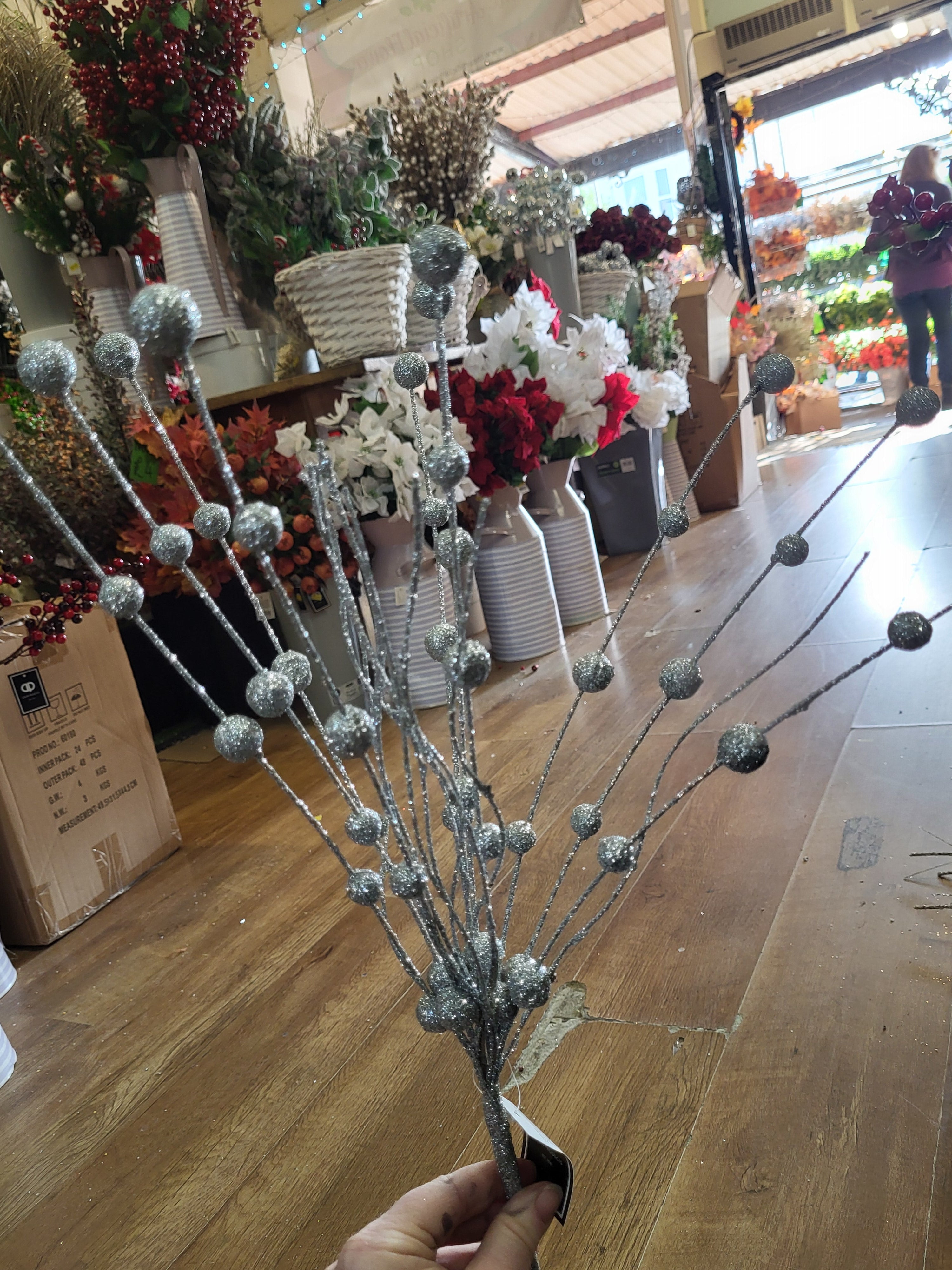 Silver sparkly wavy ball spray image 1