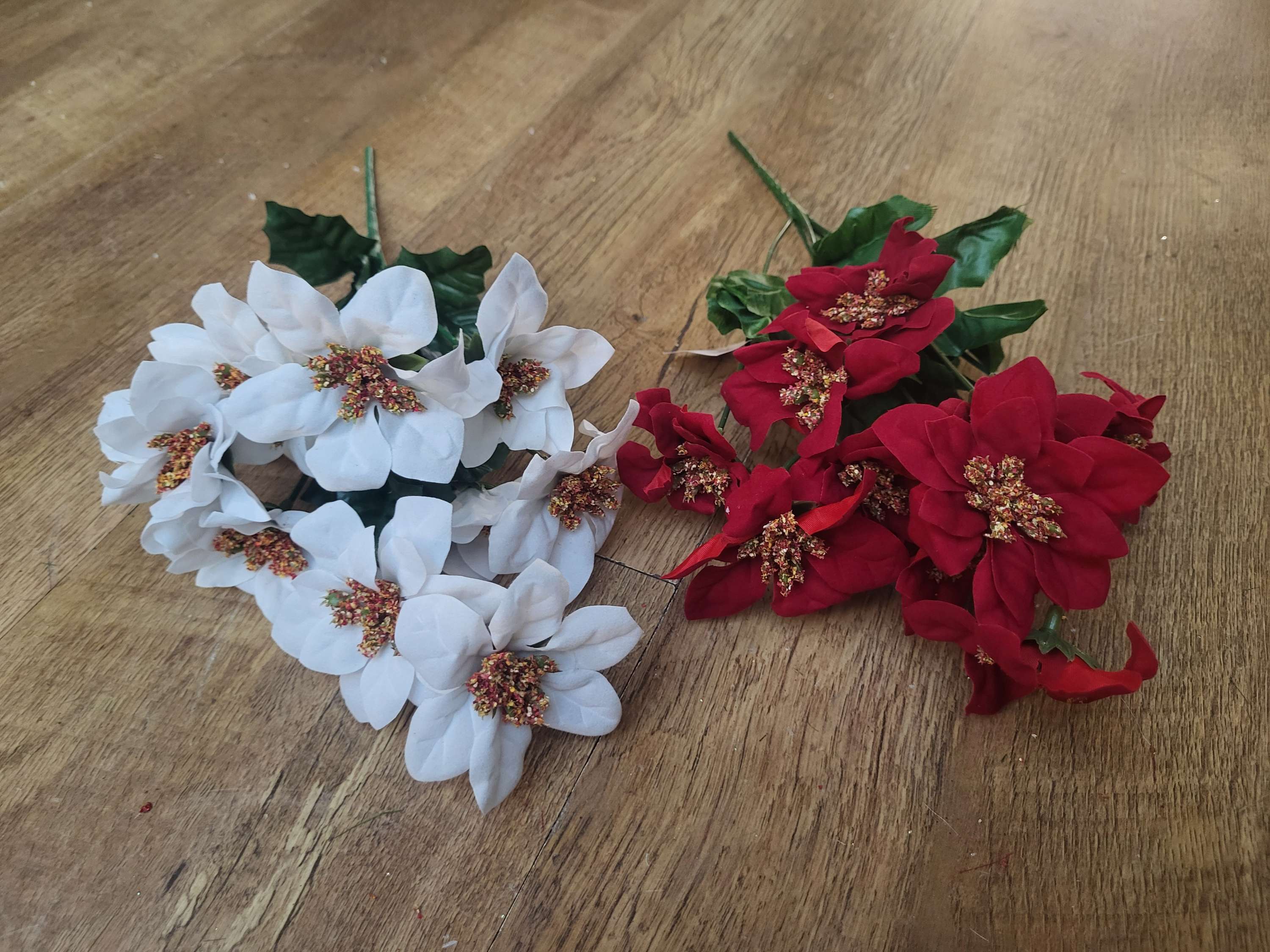 Mini poinsettia bunch - 2 colours available image 0