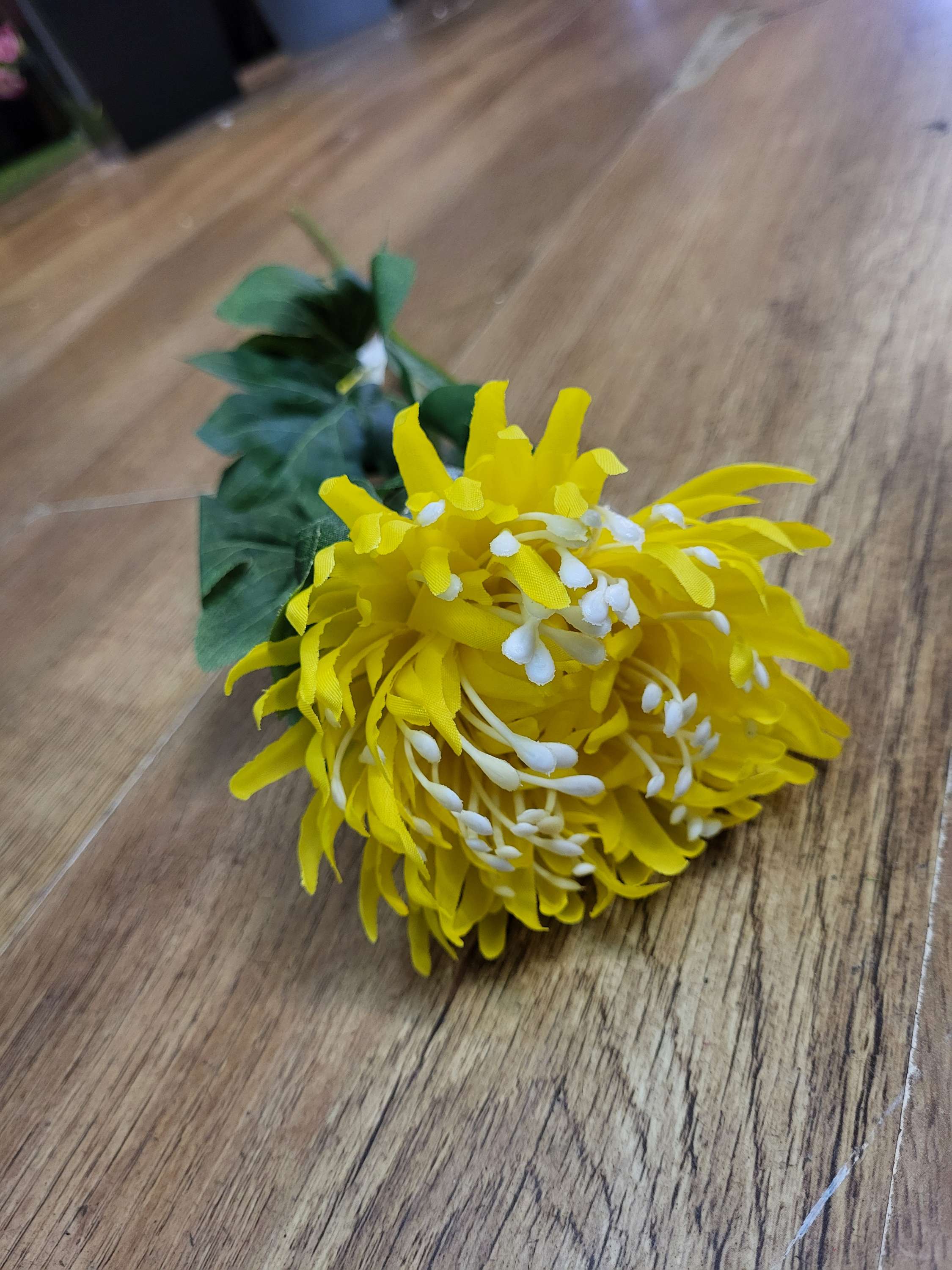 Long stem single chrysanthemum  - 3 colours available image 8