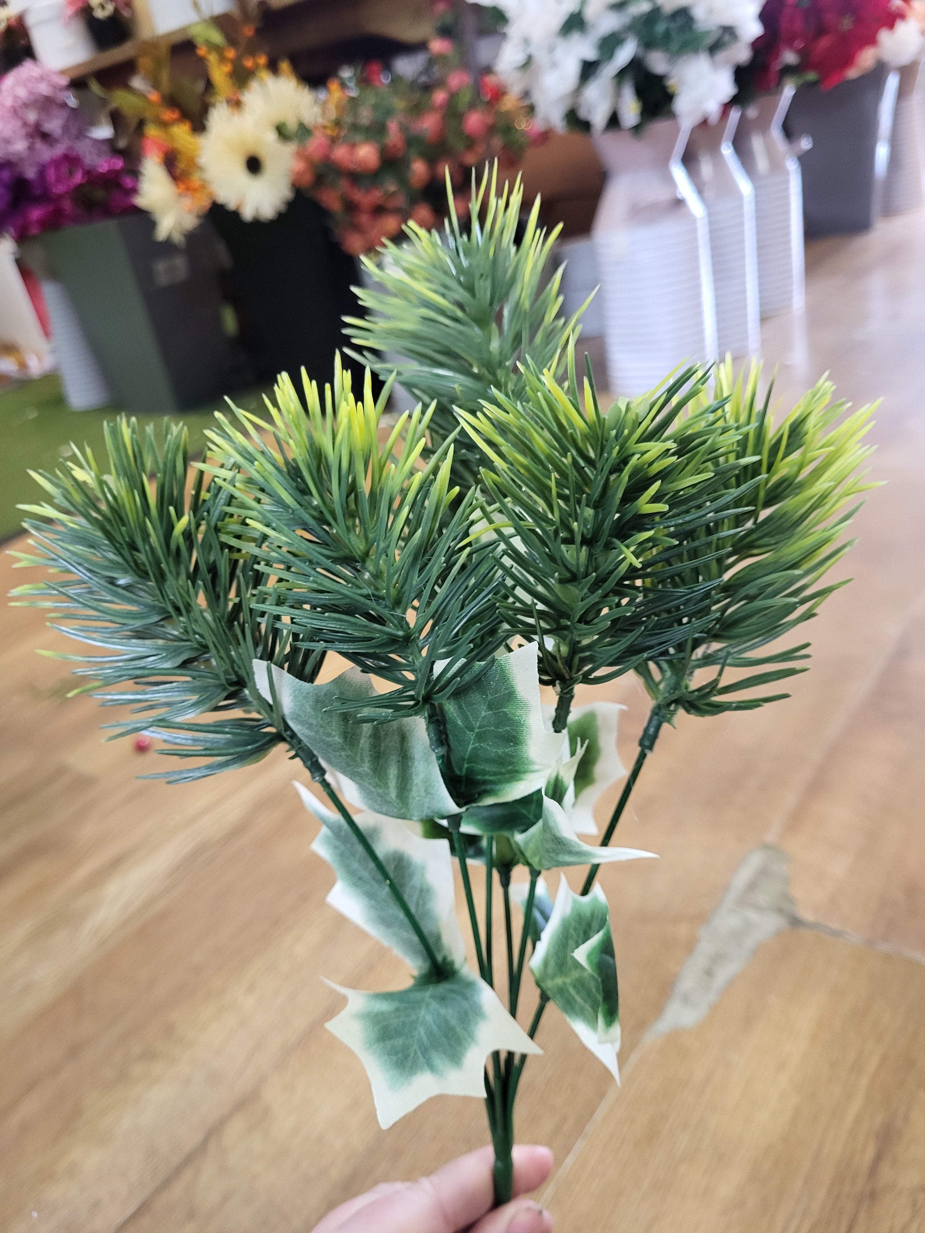 Pine bunch with Holly leaves - 2 colours available image 3