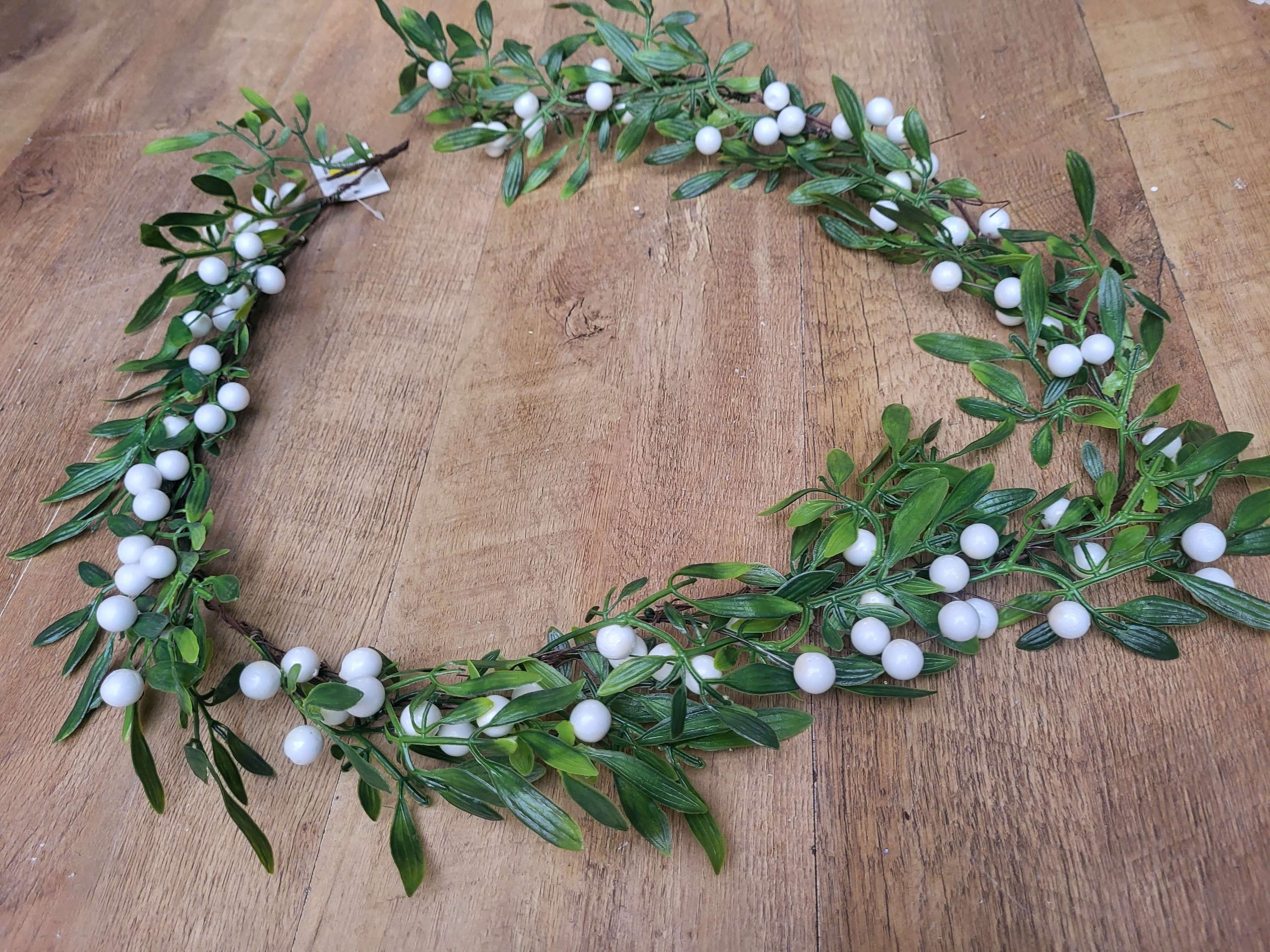 Plain leaf white berry mistletoe garland  image 3