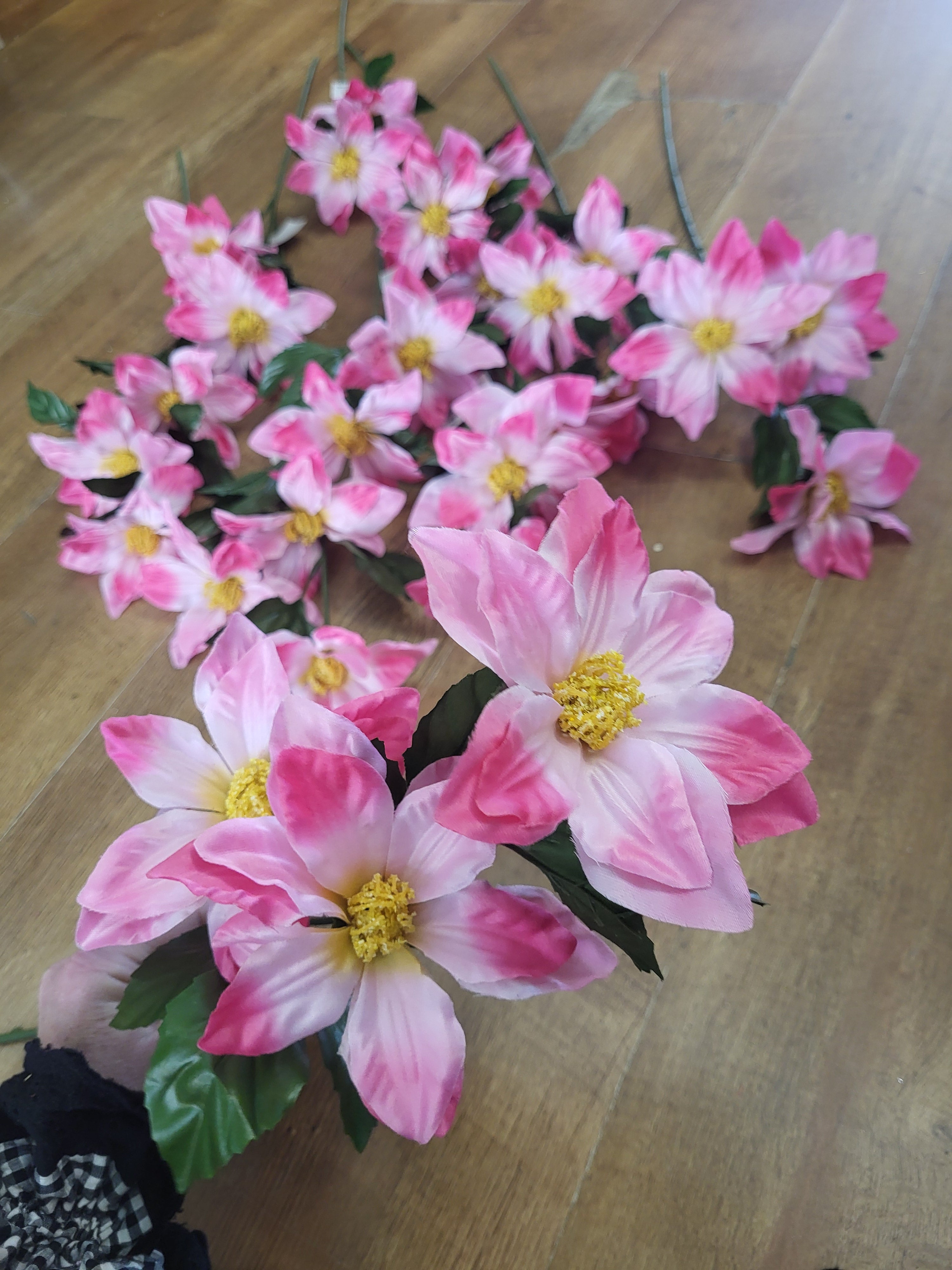 Bundle of 10 long stem 3 headed pink zinnia sprays image 0