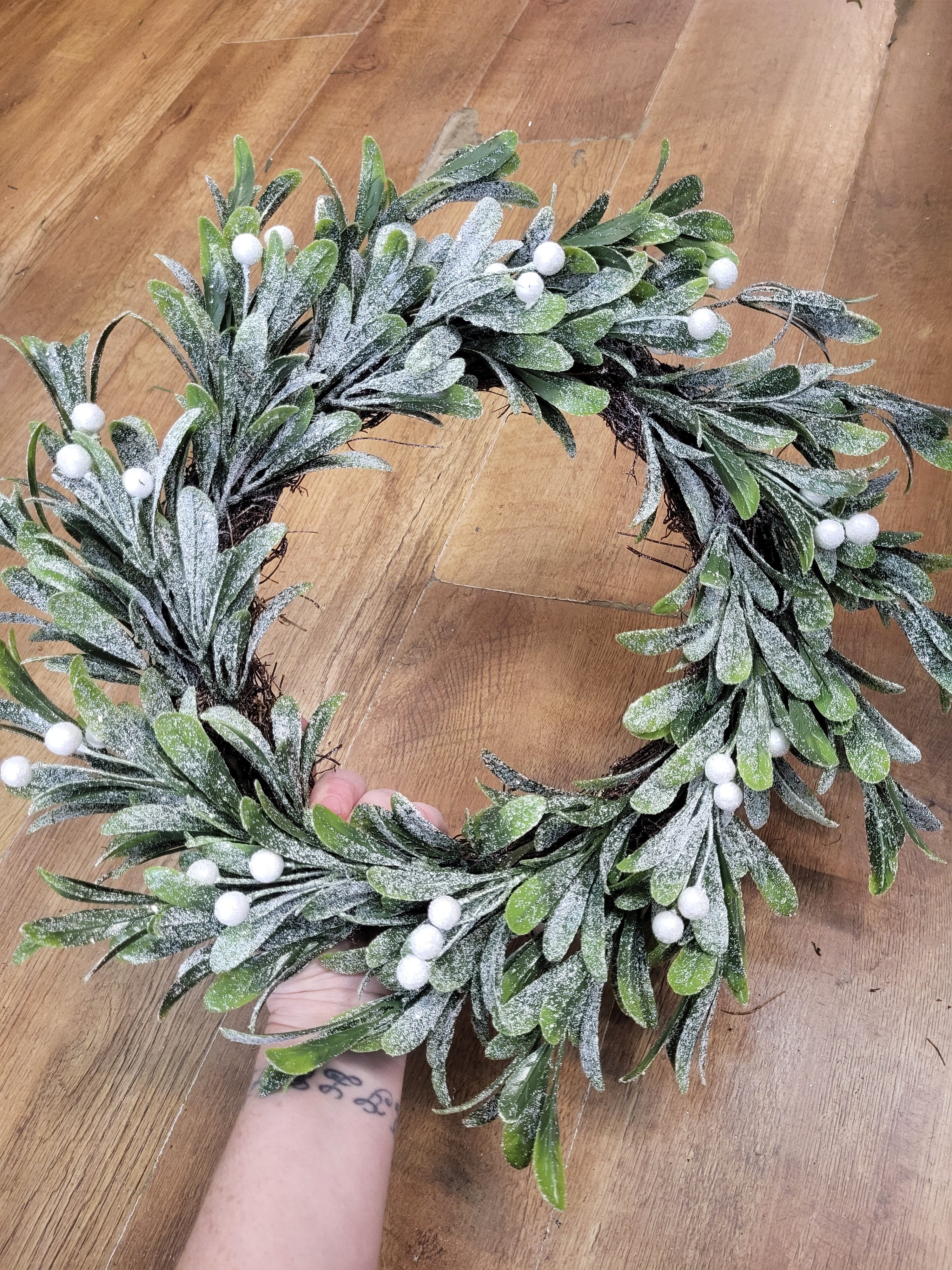 Frosted mistletoe wreath image 3