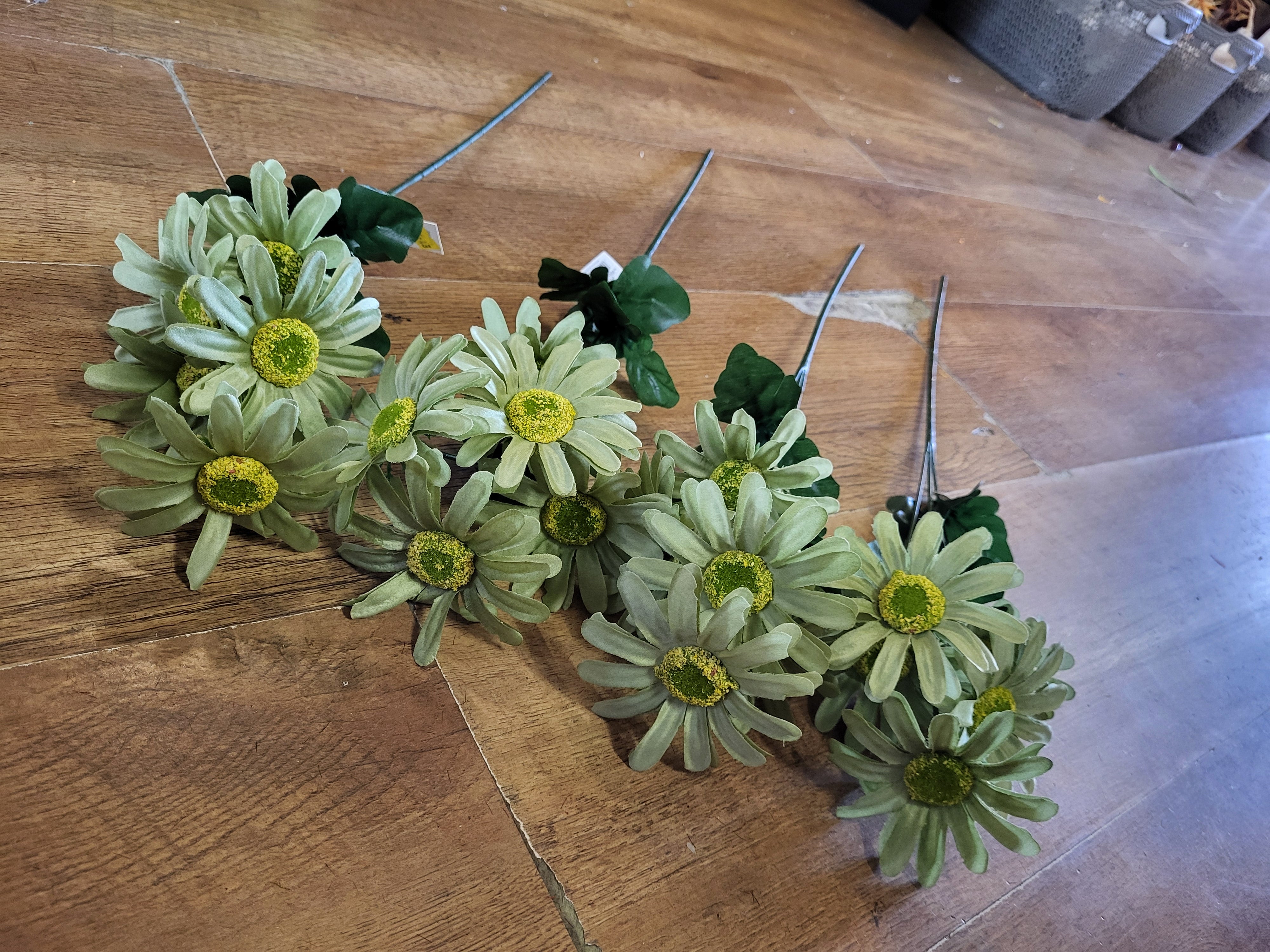 Bundle of 4 green Long stem gerbera sprays image 0