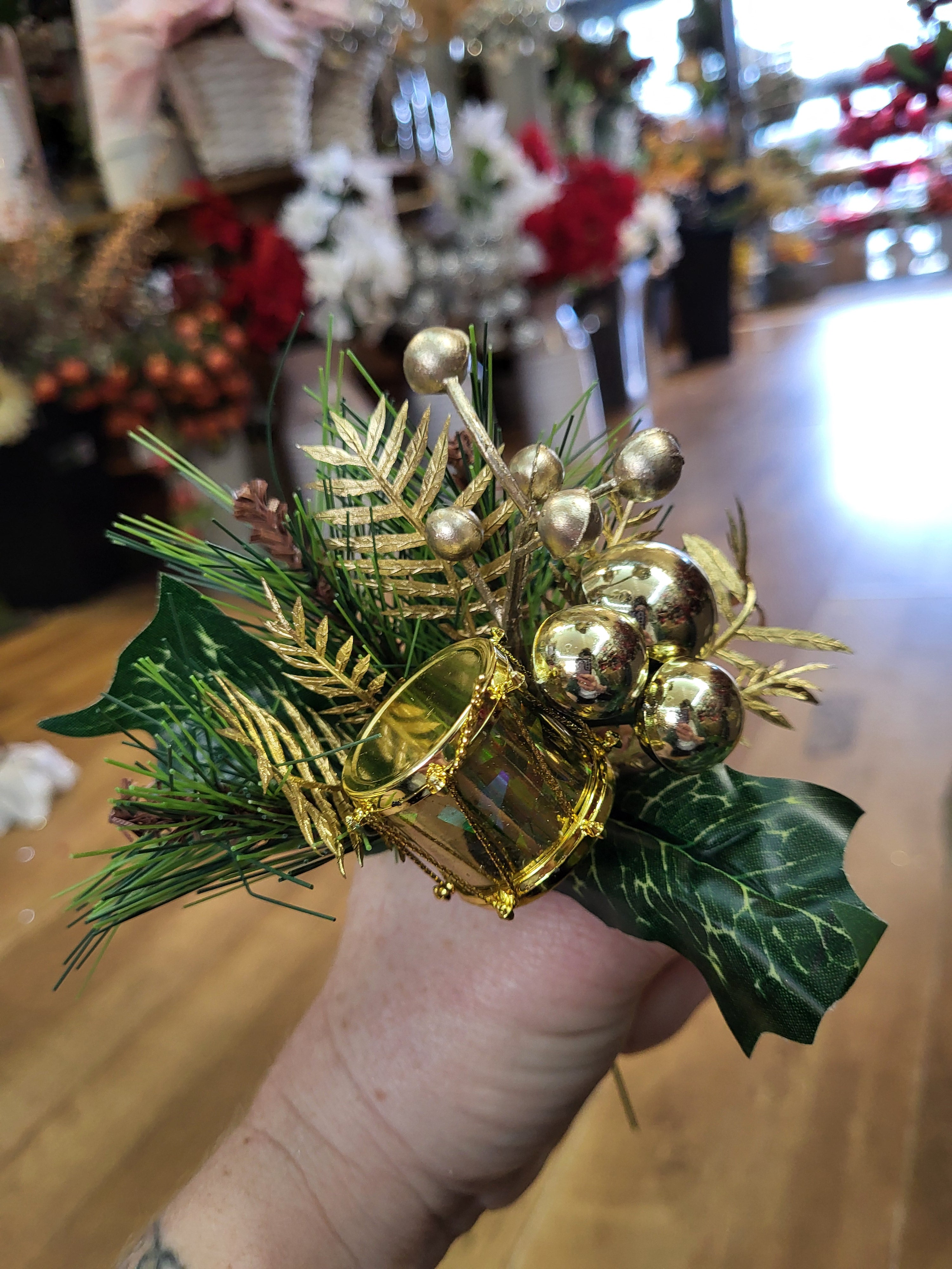 Drum and bauble pick - gold image 0