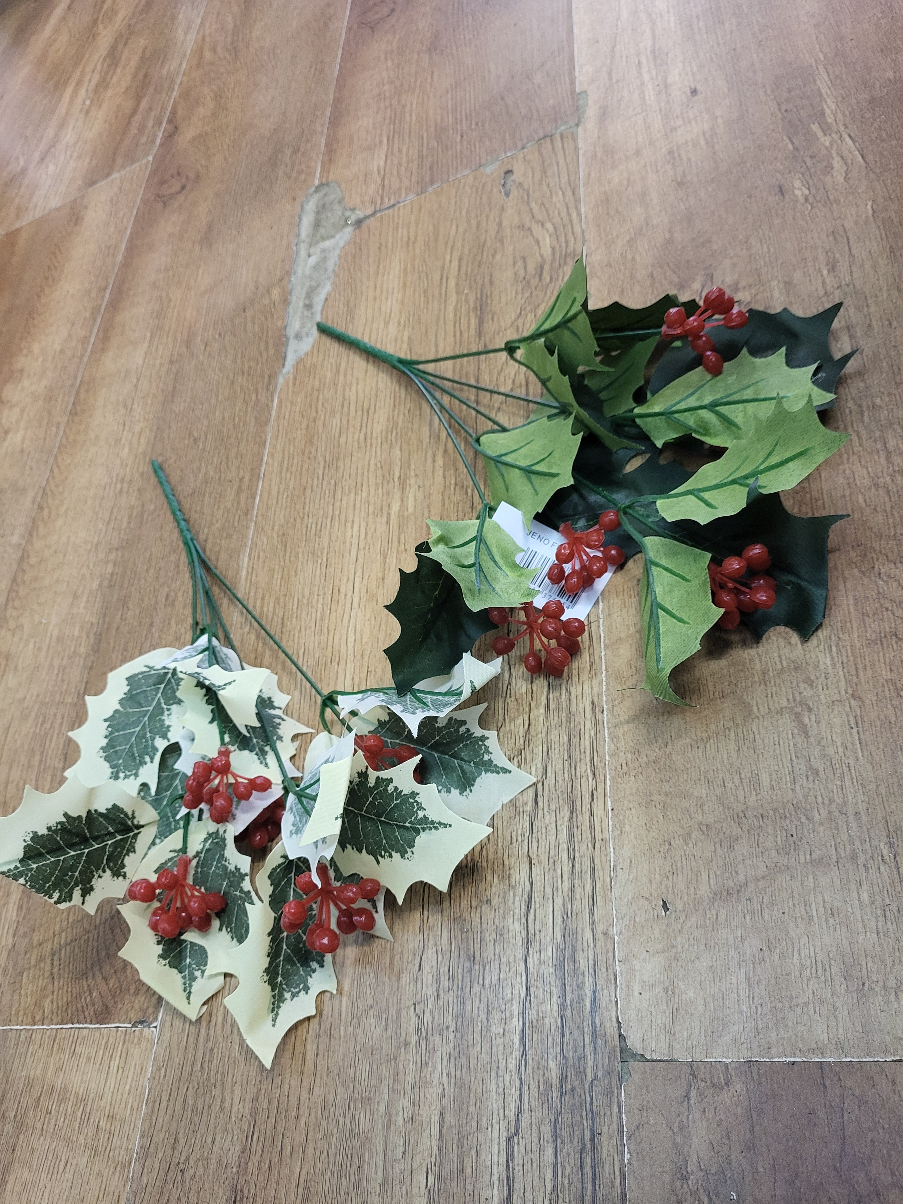 Small berry holly bunch - 2 colours available image 0