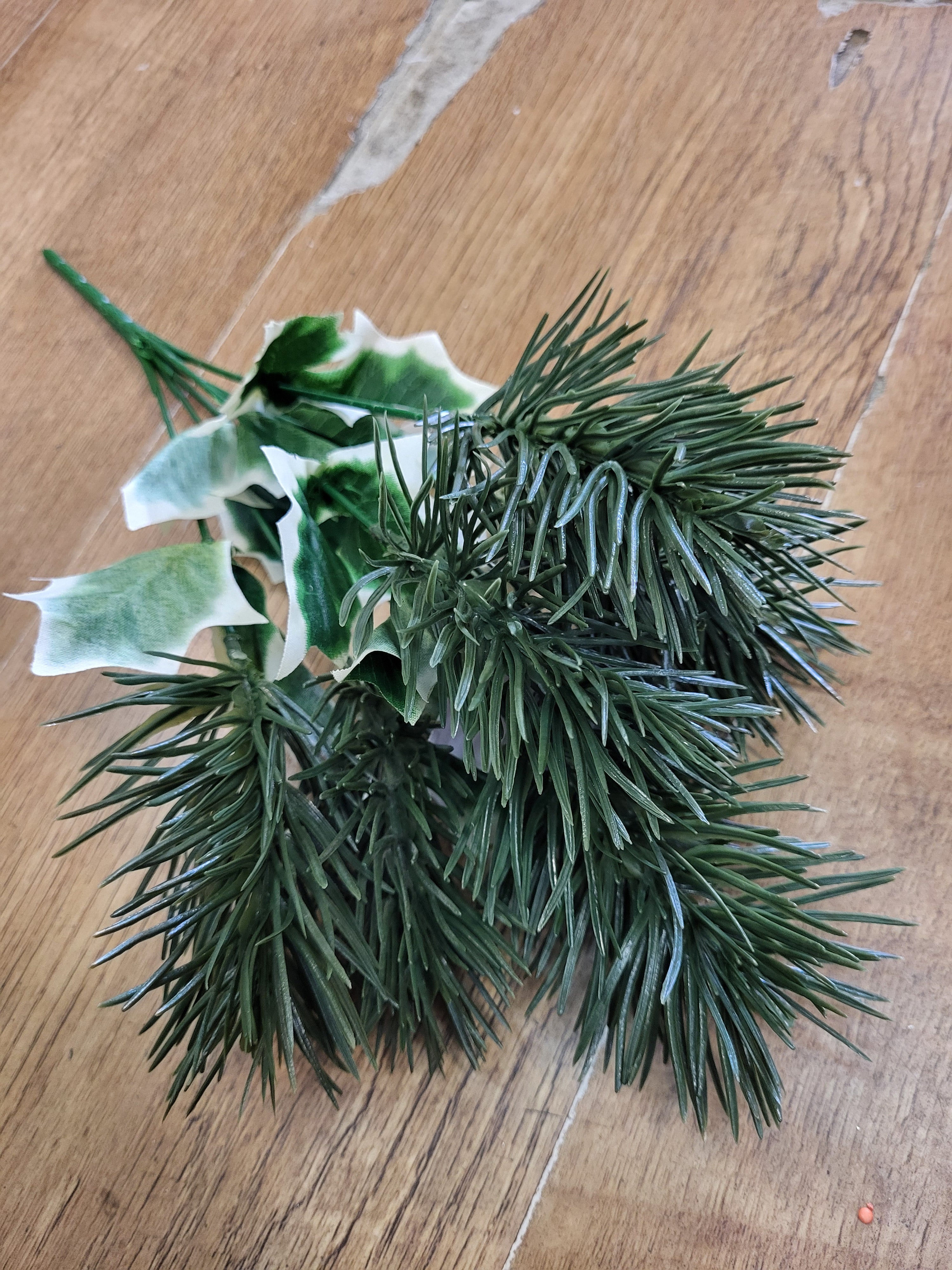 Pine bunch with Holly leaves - 2 colours available image 5