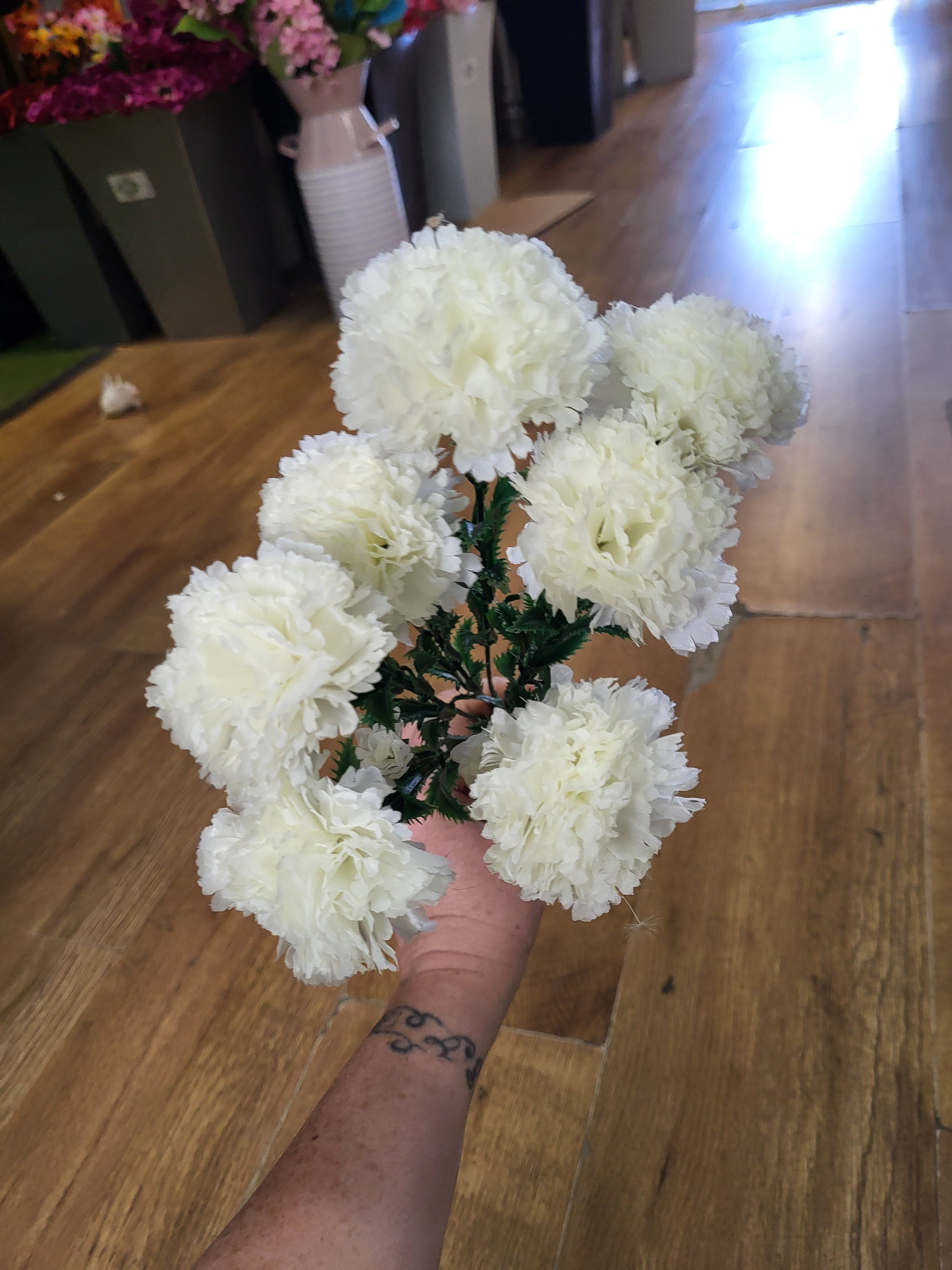 Big bunch of ivory carnations  image 0