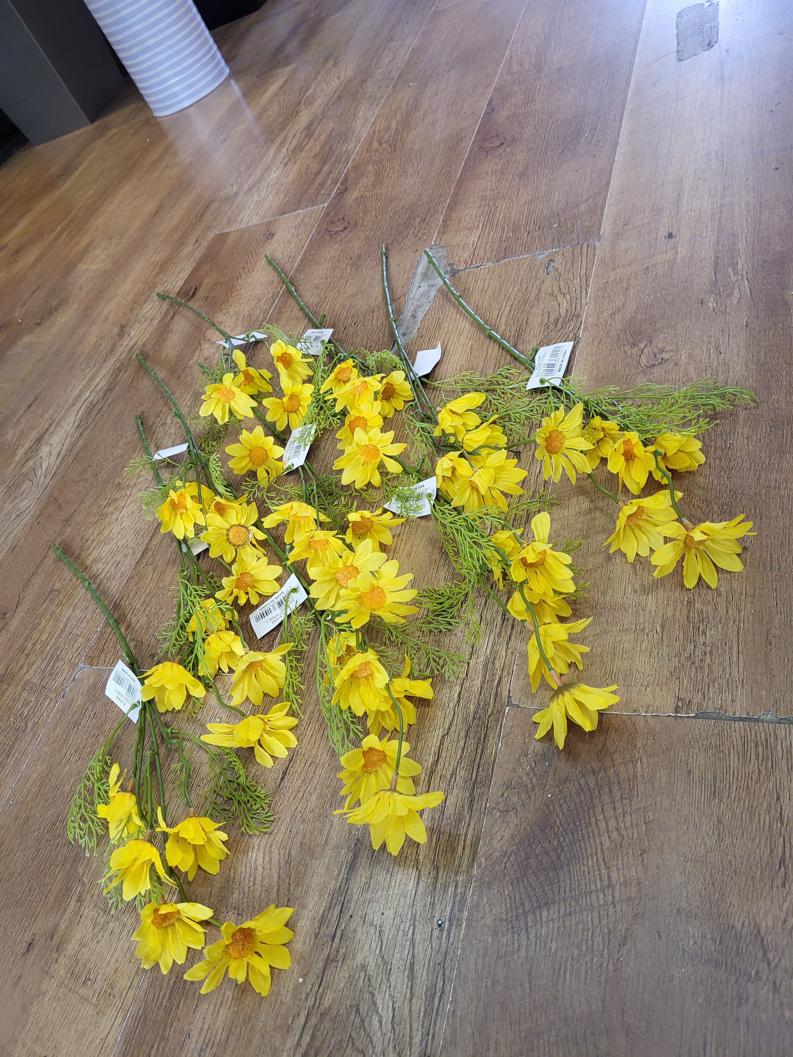 Bundle of 10 medium length Yellow daisy sprays image 0