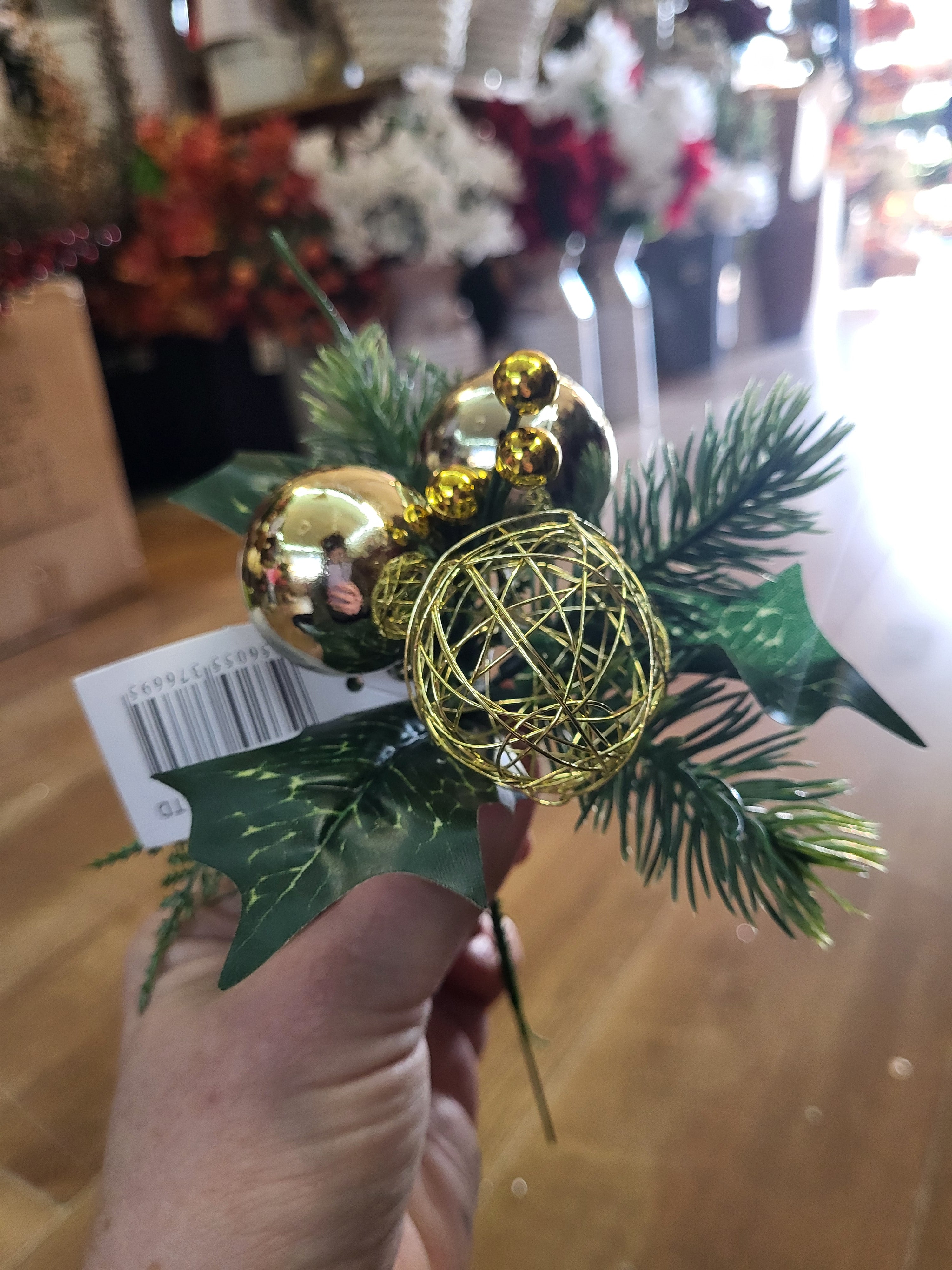 Gold bauble pick  image 1