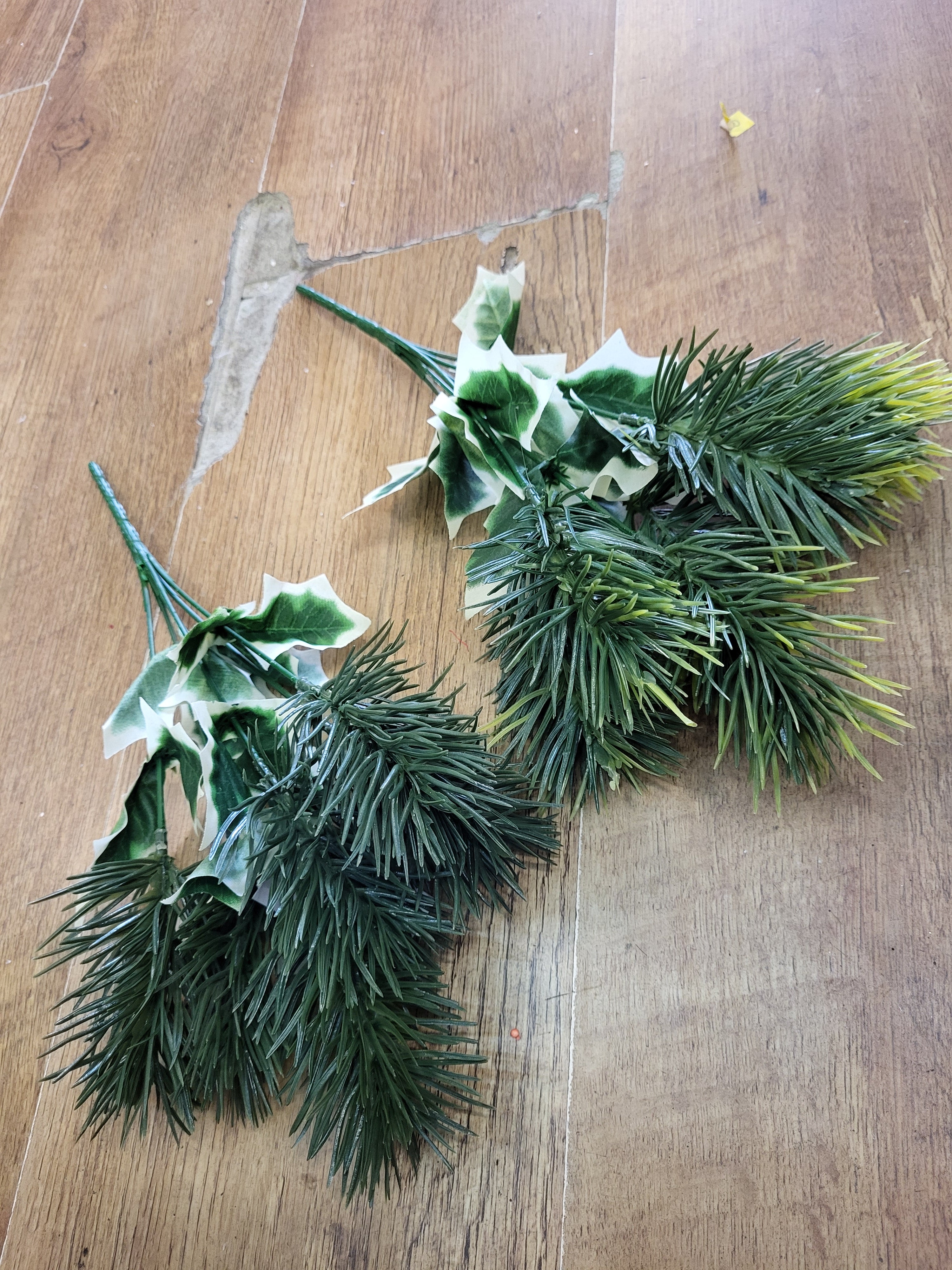 Pine bunch with Holly leaves - 2 colours available image 0