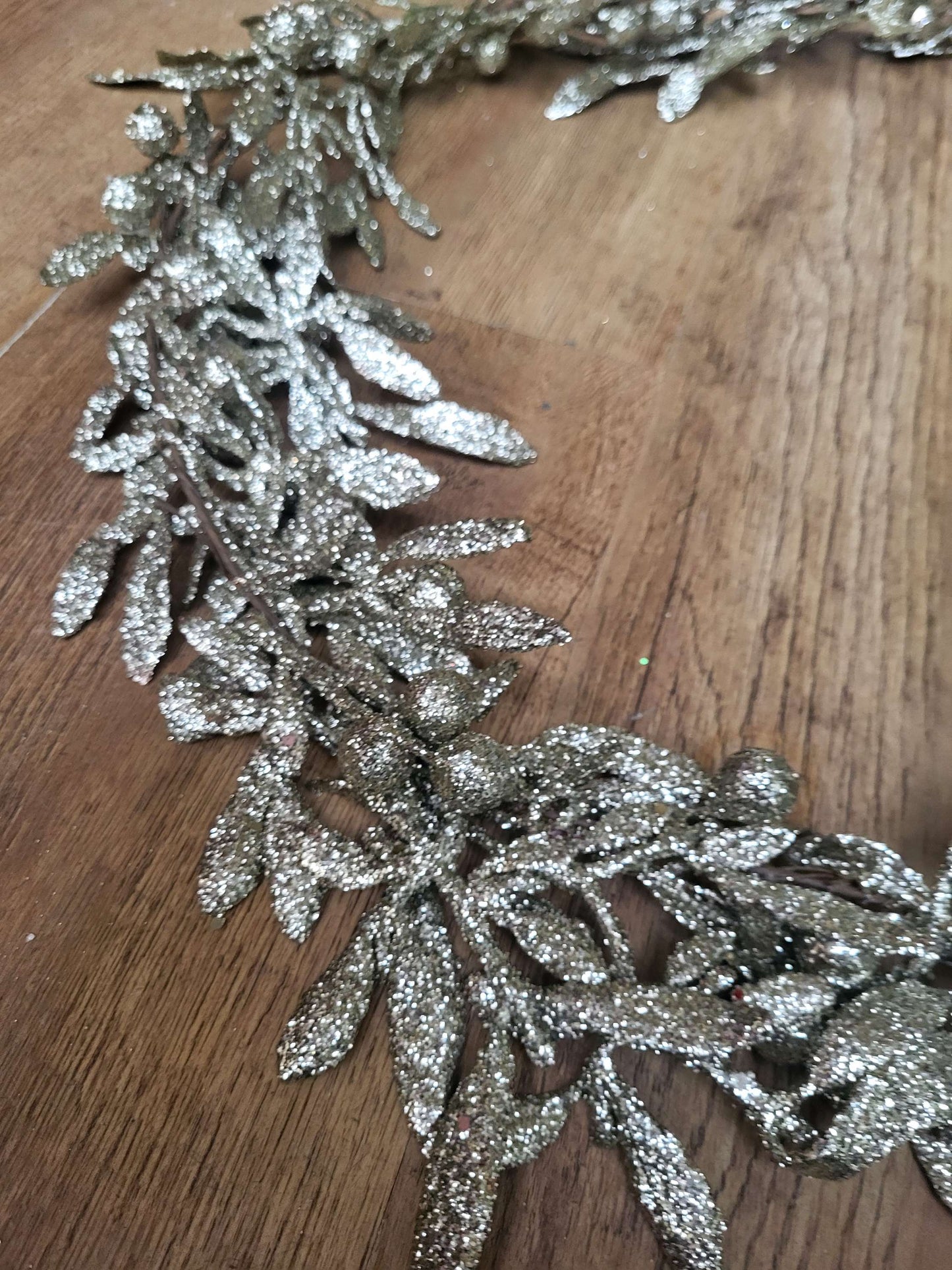 Champagne gold glittered mistletoe garland  image 4